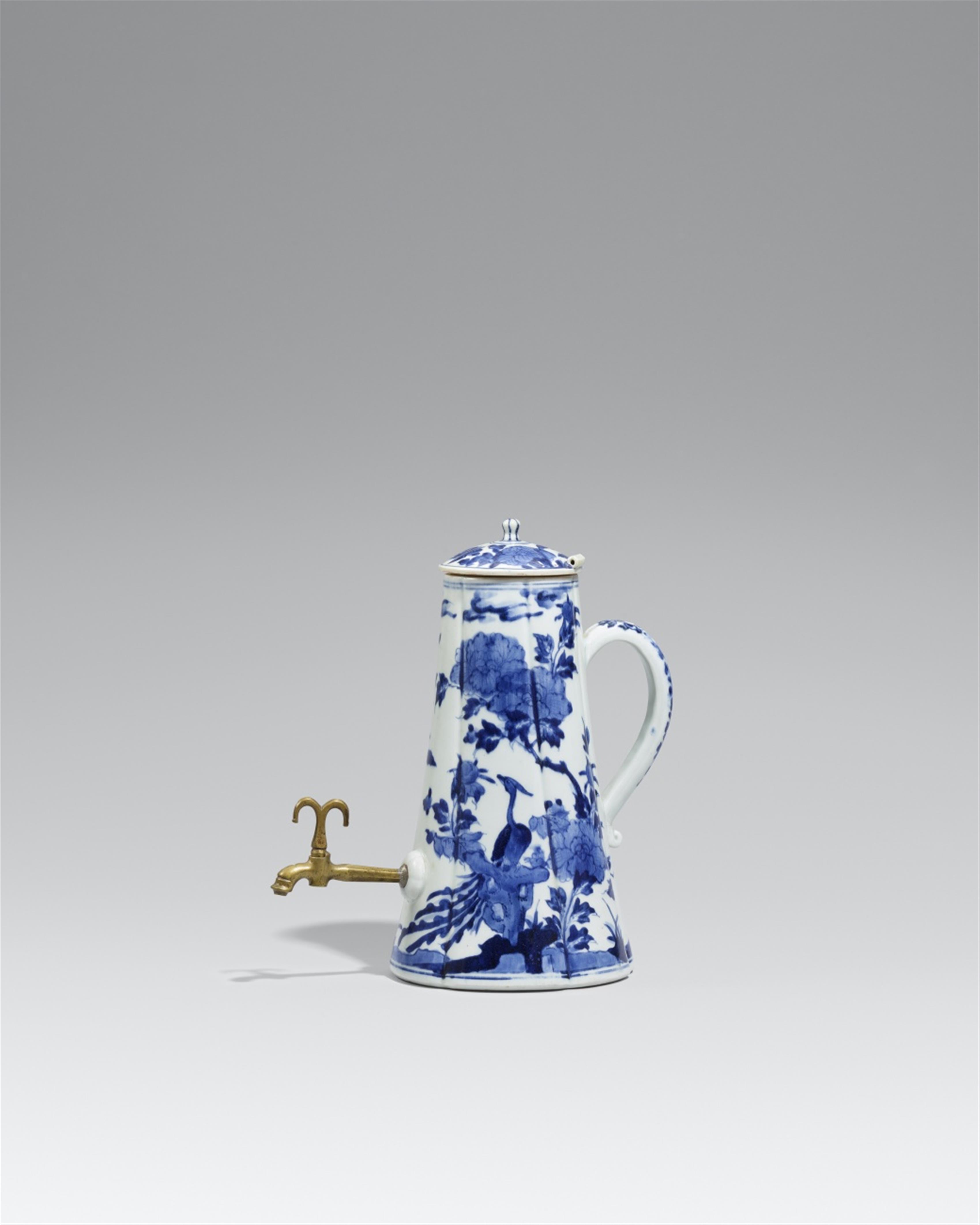 An Arita coffee pot. Around 1680-1700 - image-1