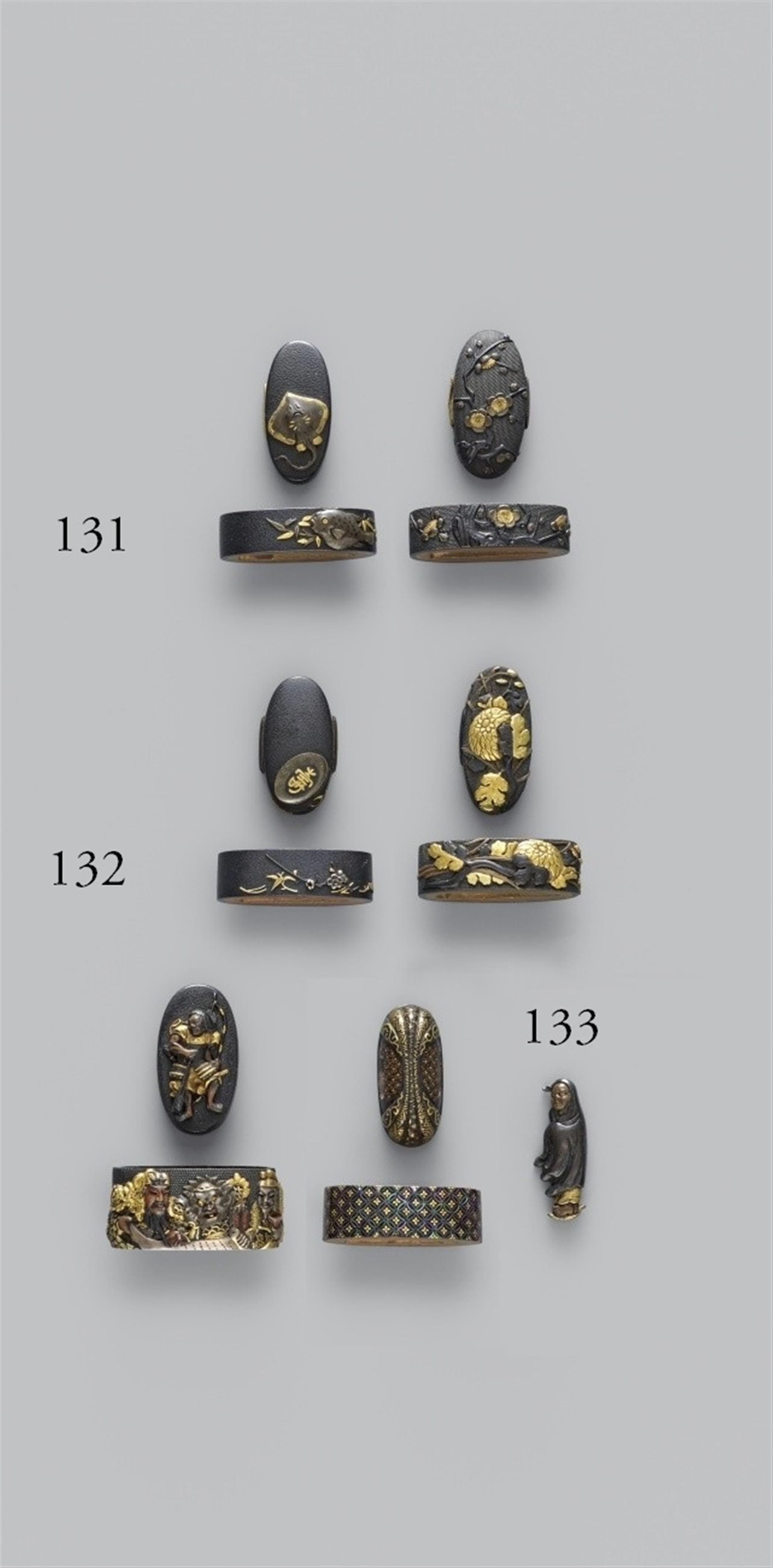 Zwei fuchi mit kashira und ein menuki. Shakudô. 18./19. Jh. - image-1