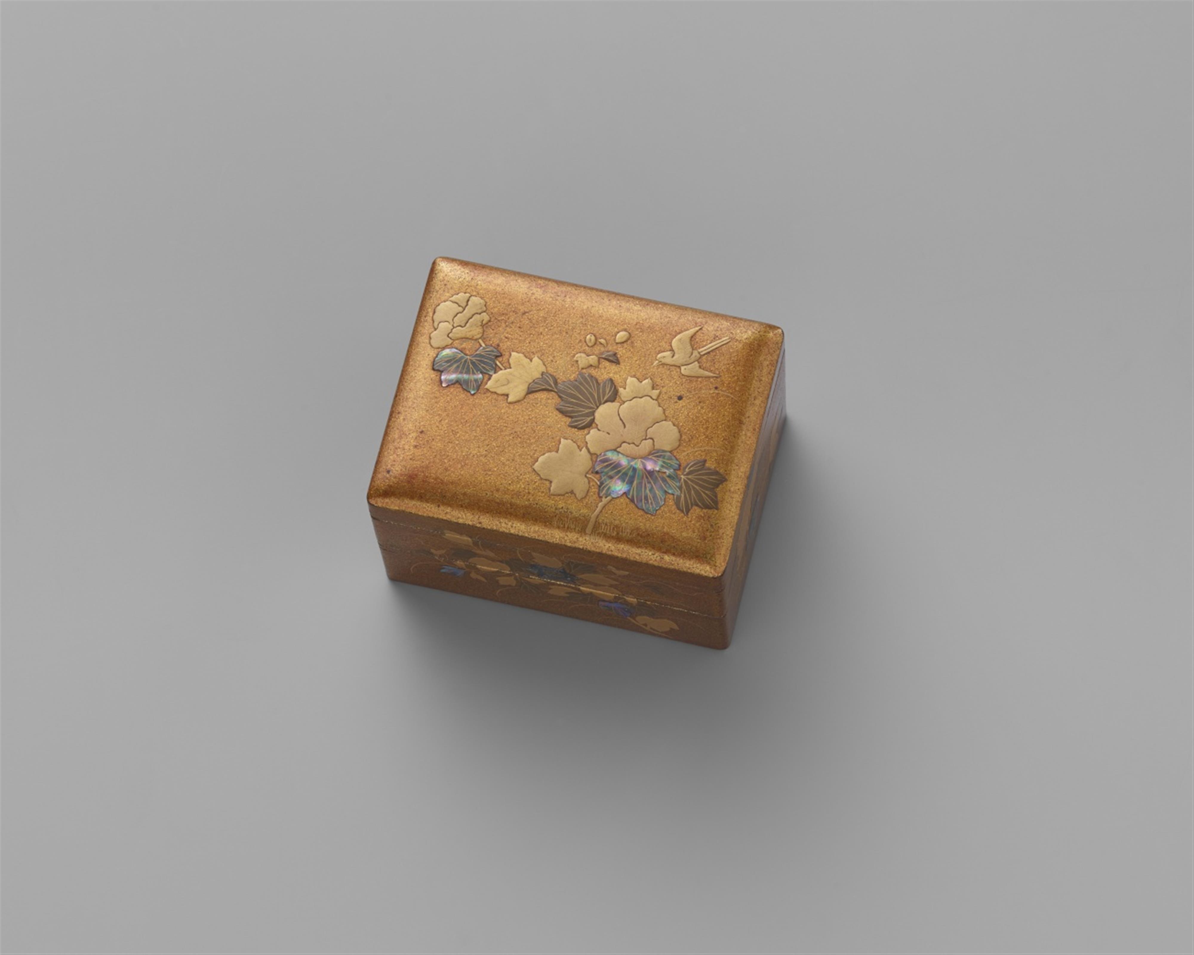 A small tiered maki-e lidded box. 19th century - image-1