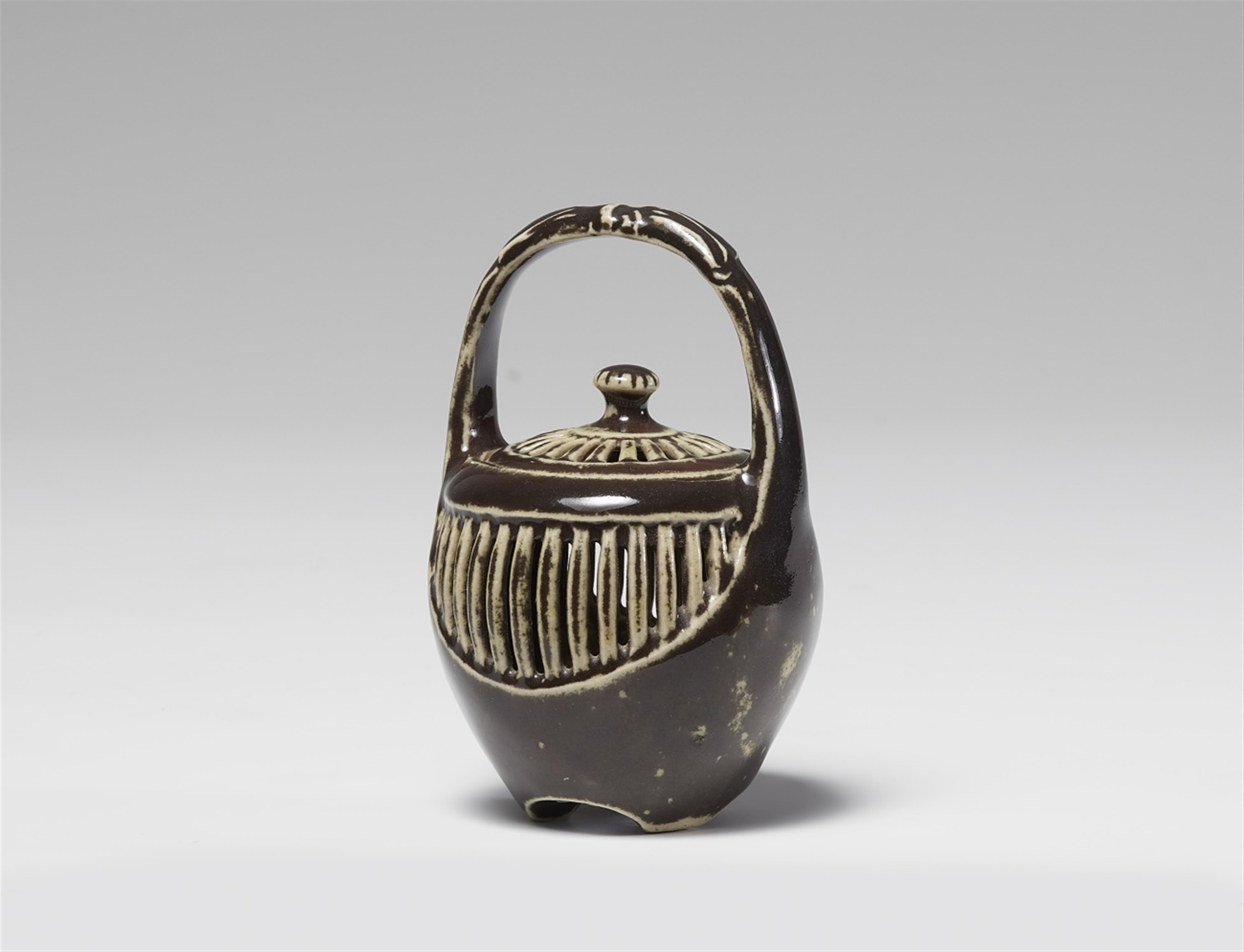 A small lidded jar. 19th/20th century - image-1