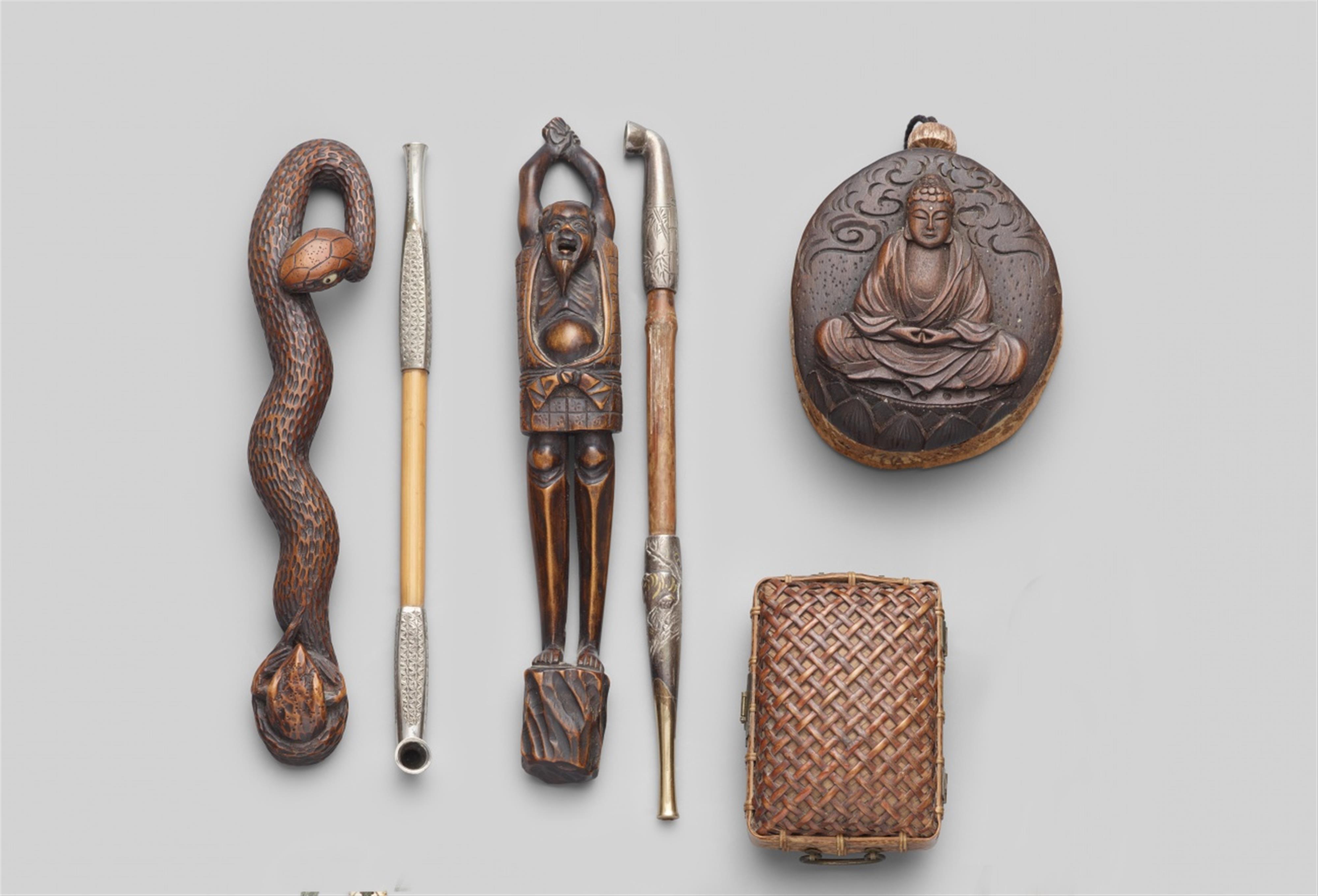 Two wooden kiseruzutsu with pipes a tonkotsu and a lidded box. Second half 19th century - image-1