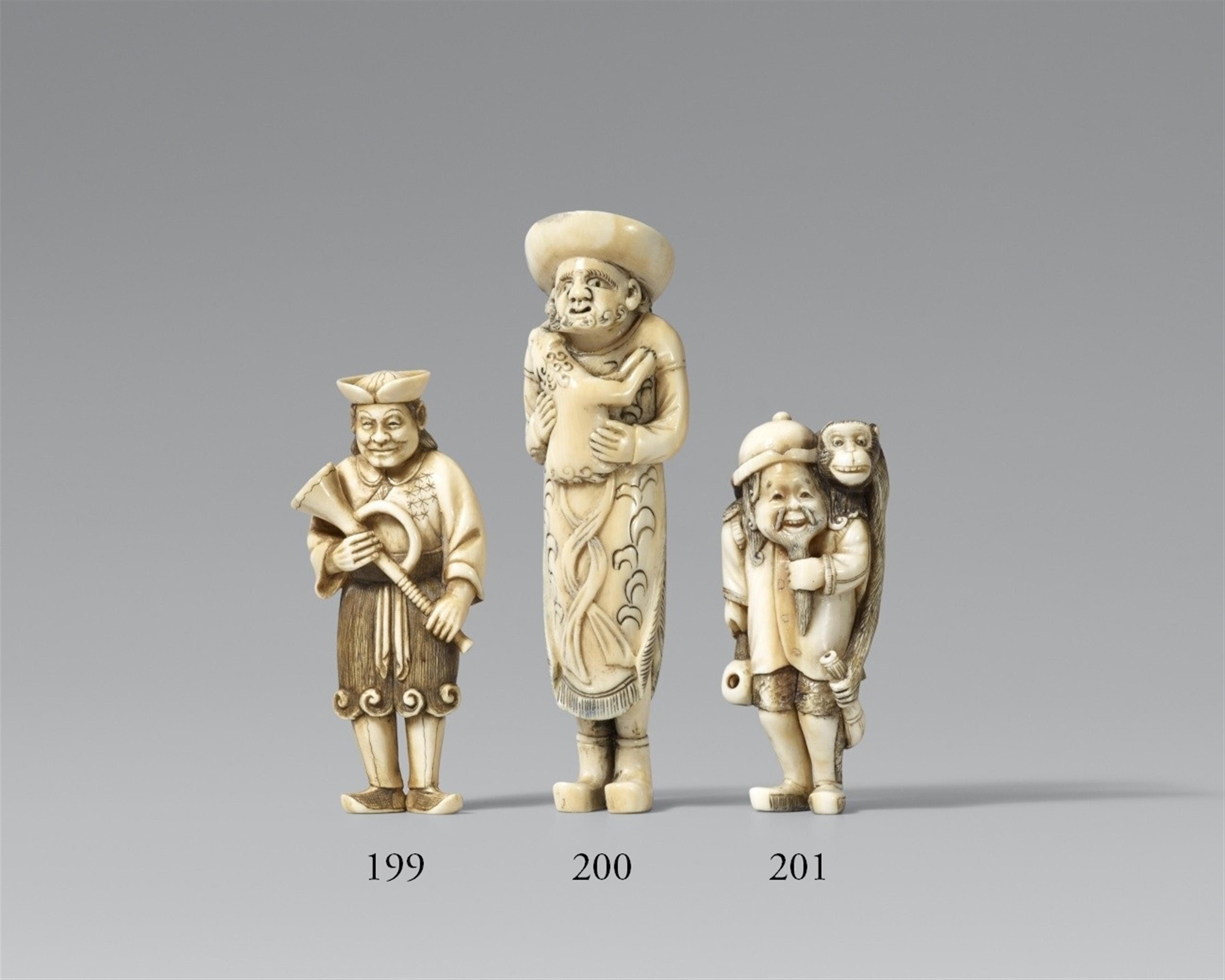 An ivory netsuke of a Dutchman. Late 19th/20th century - image-1