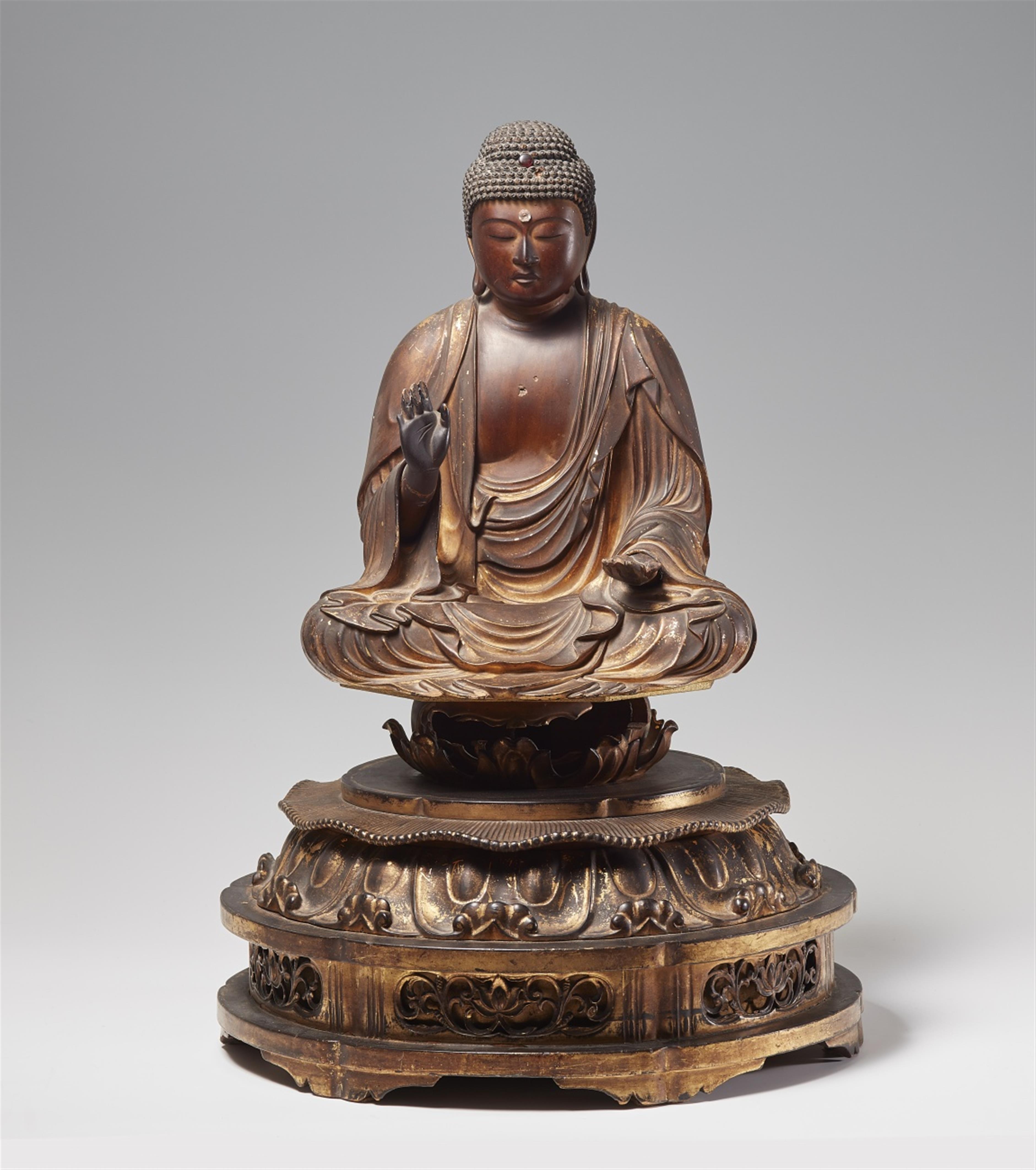 A gilt lacquer and wood figure of Amida Nyorai. 18th century - image-1