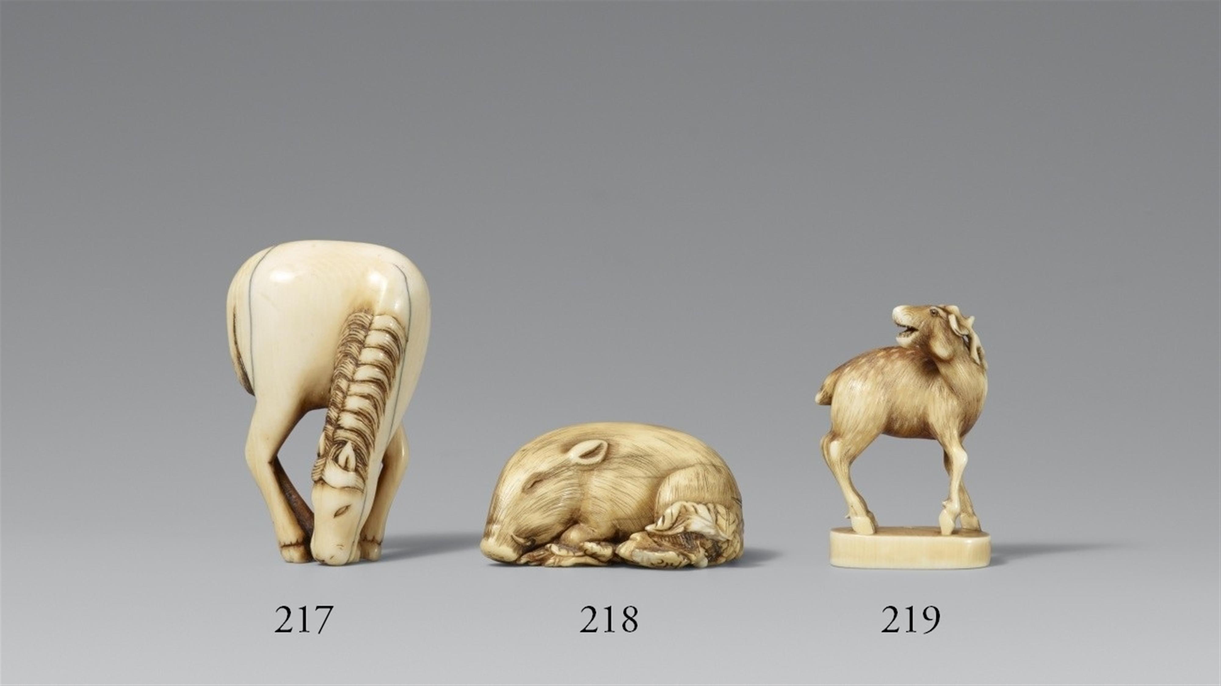 An ivory netsuke of a grazing horse. Around 1800 - image-1