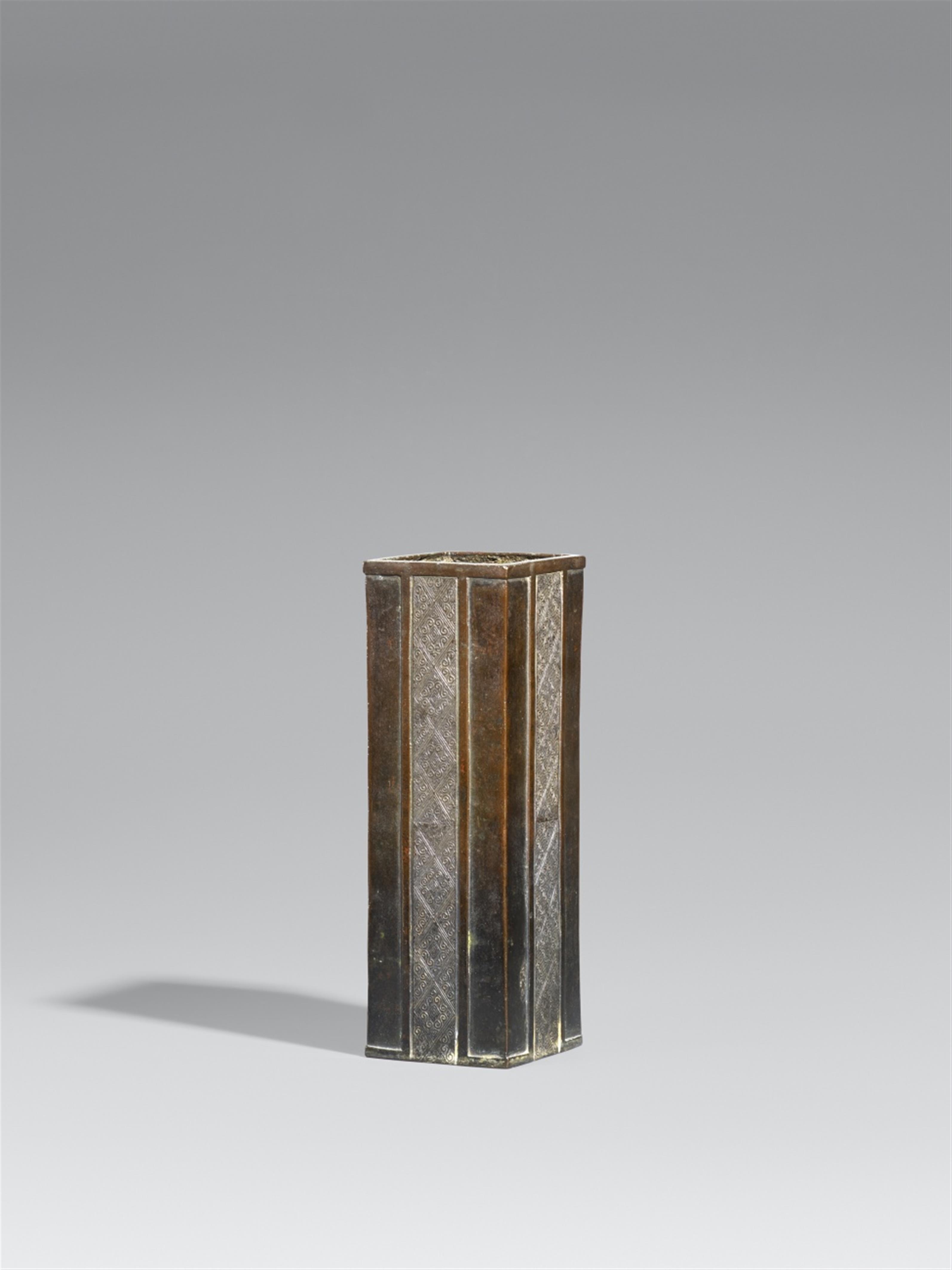 A bronze vase. Edo period - image-1