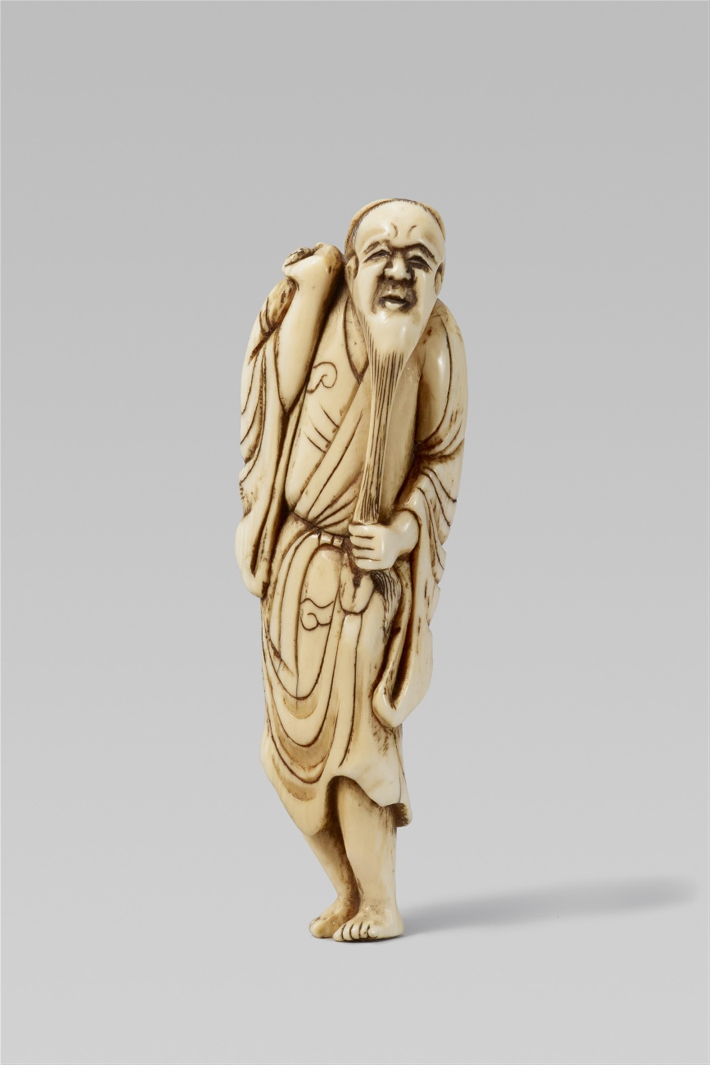 An ivory netsuke of a bearded sennin. Early 19th century - image-1