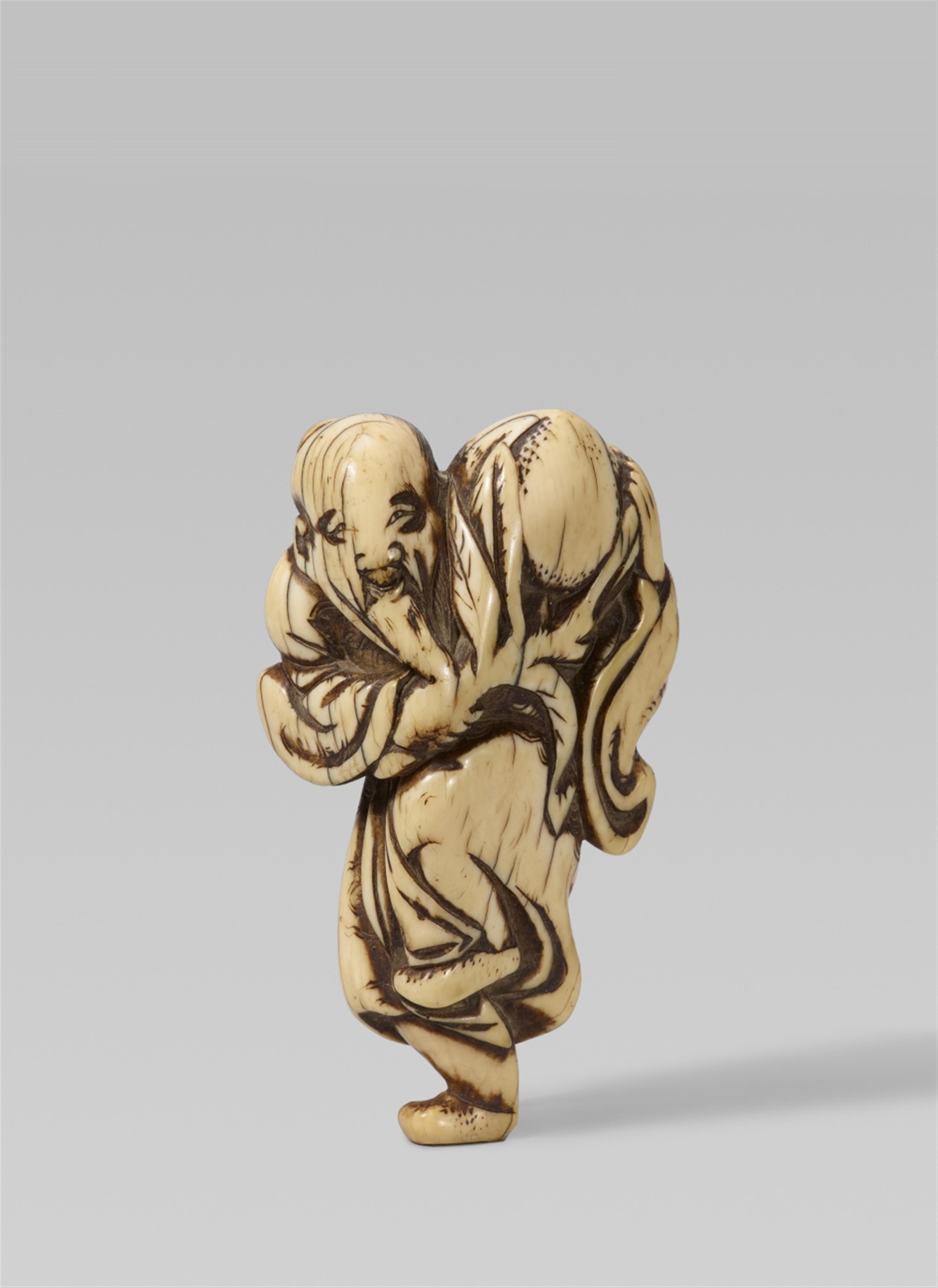 An ivory netsuke of a bearded Tôbôsaku Sennin. Late 18th century - image-1