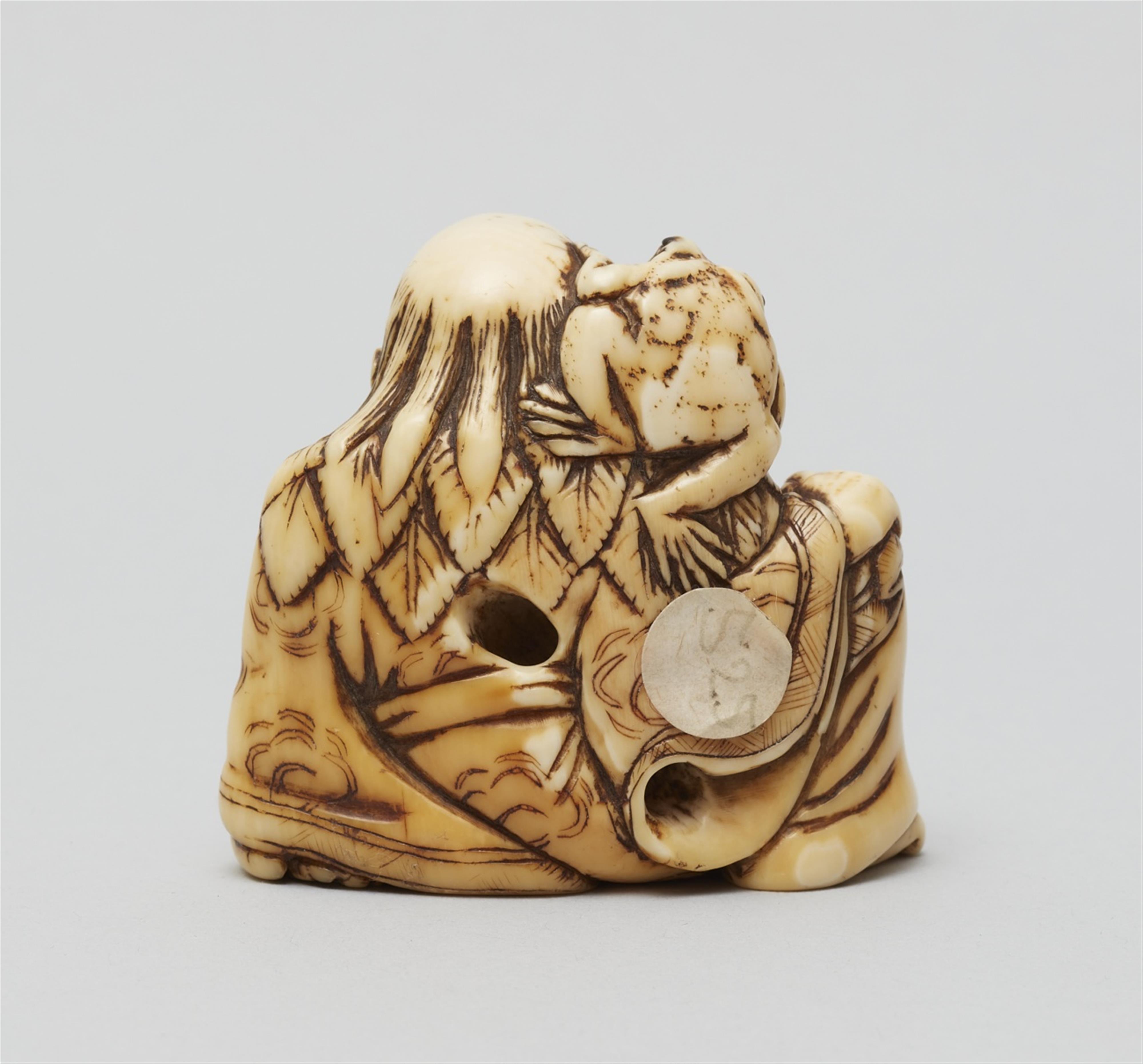 An unusually large Kyoto school ivory netsuke of Gama Sennin. Late 18th century - image-2