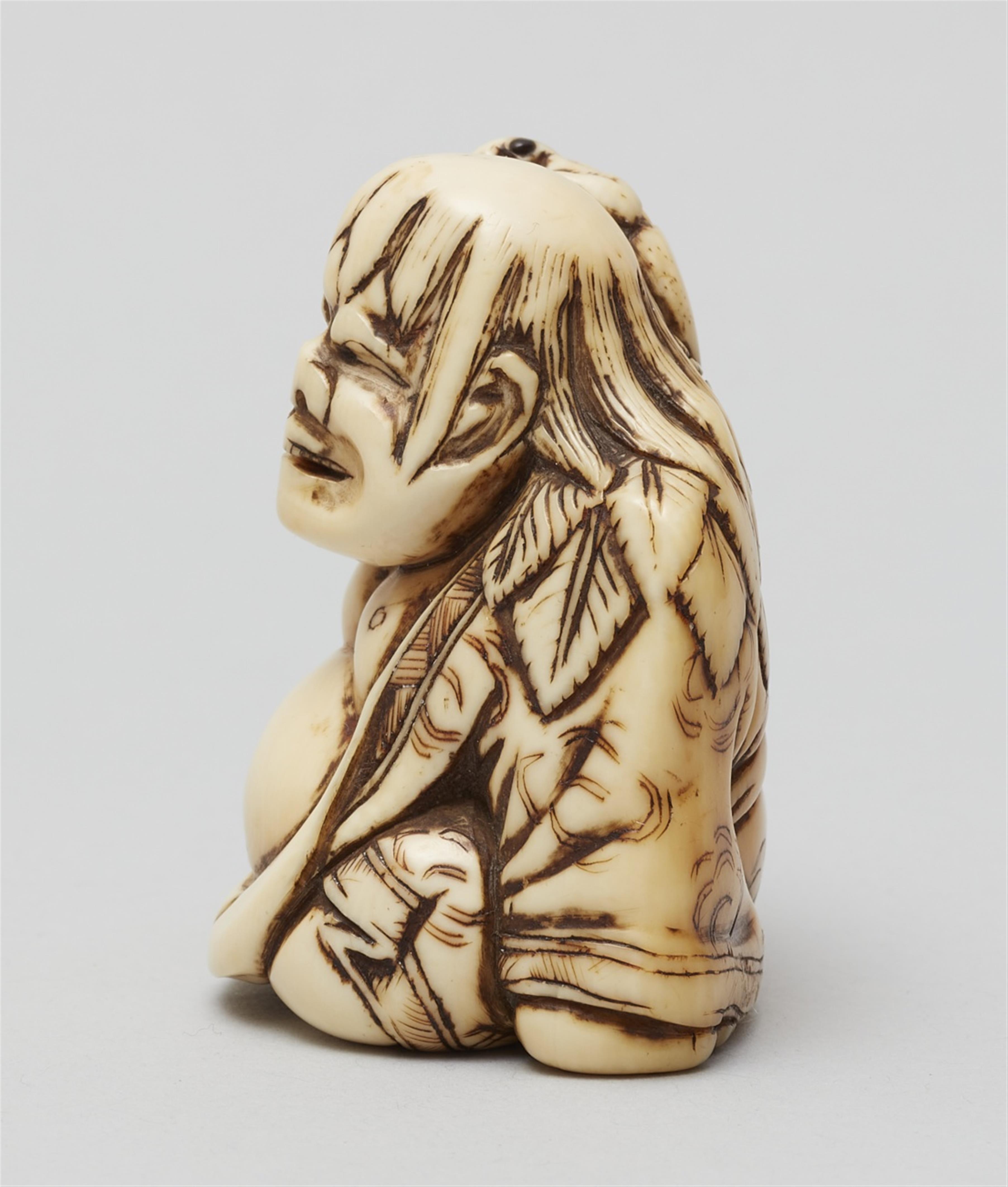 An unusually large Kyoto school ivory netsuke of Gama Sennin. Late 18th century - image-3