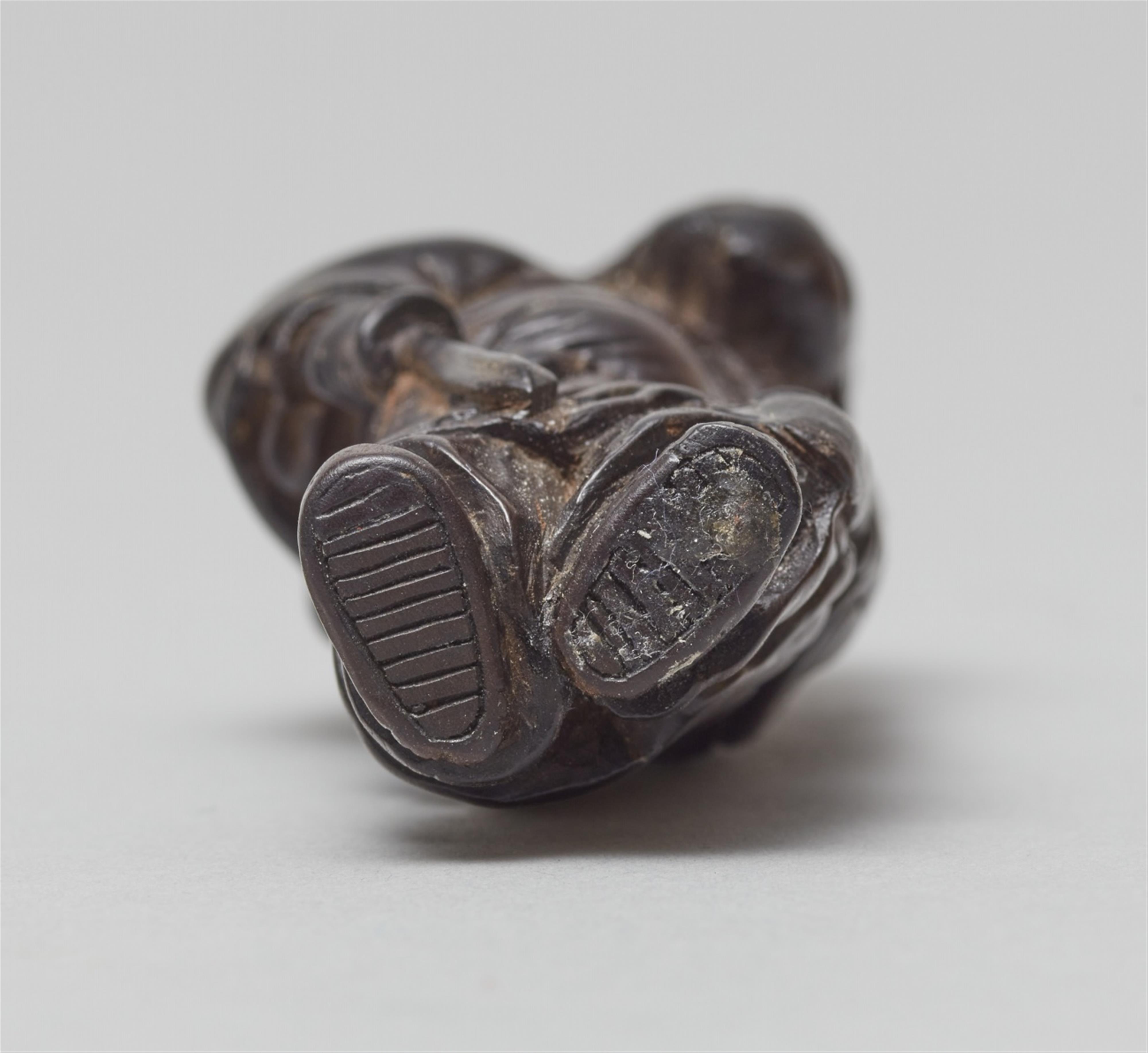 A wood netsuke of Shoki. Early 19th century - image-5