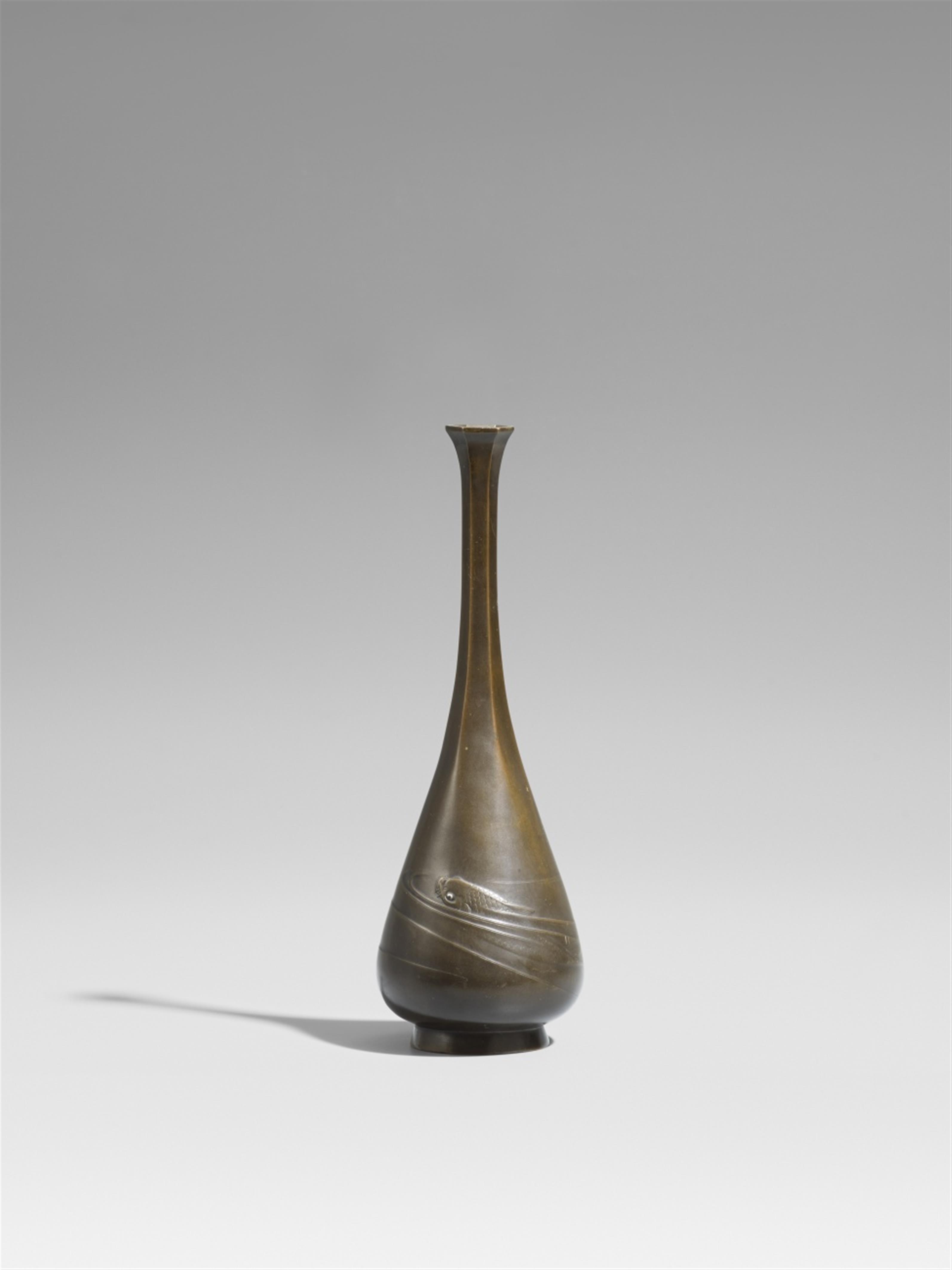 A slender bronze vase. Around 1900 - image-1