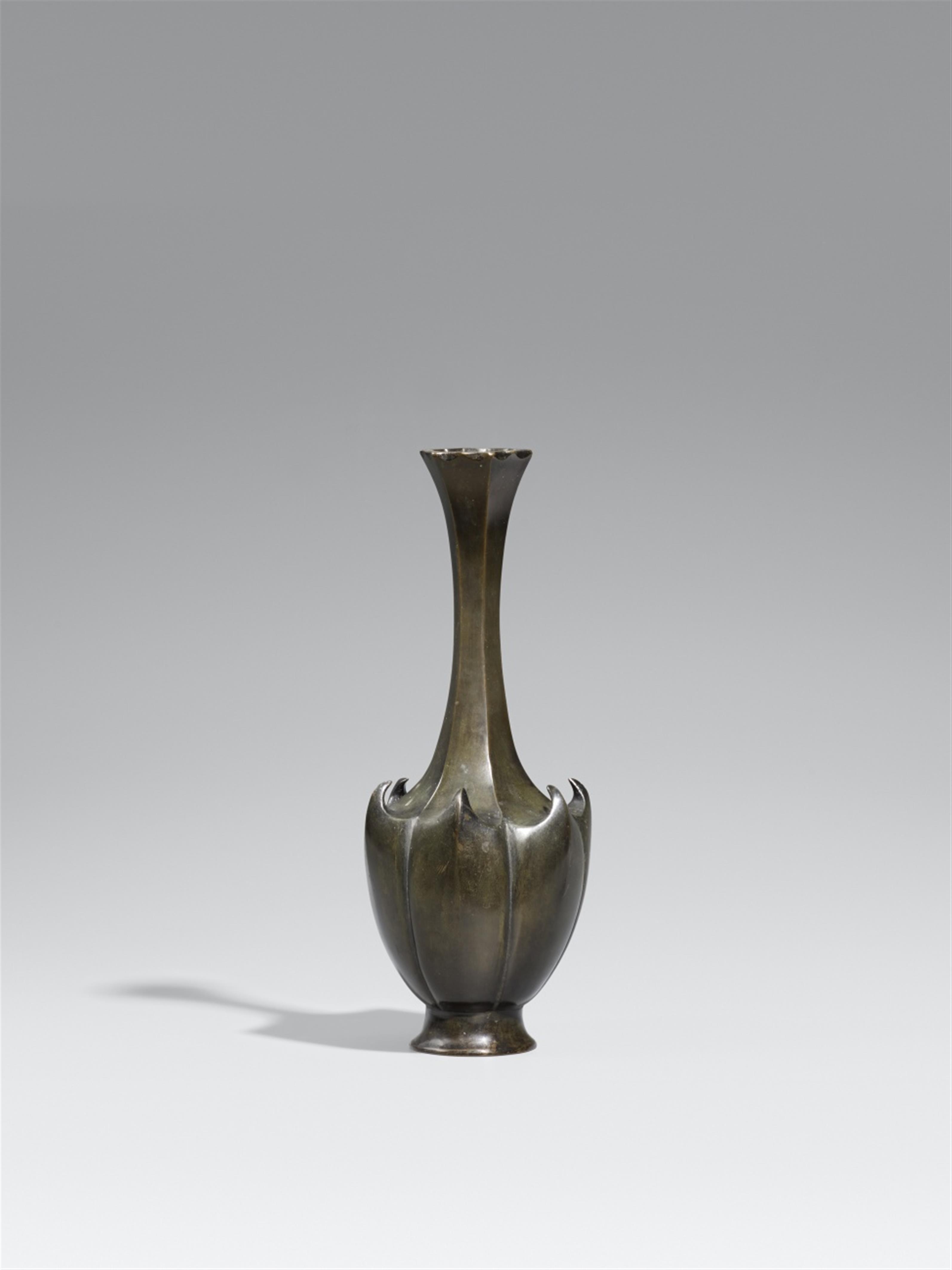 A bronze vase. Late 19th century - image-1