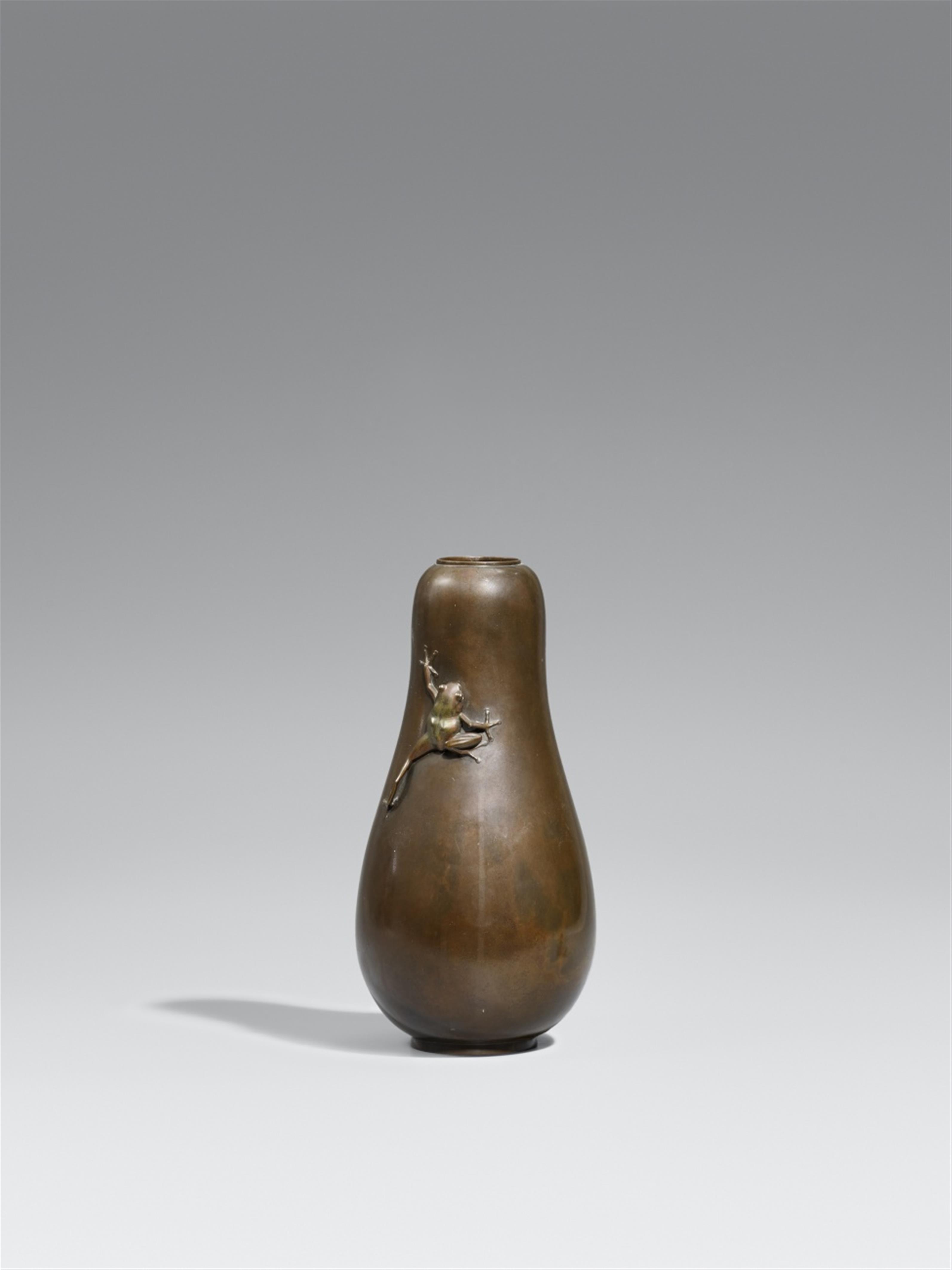 A gourd-shaped Izumi Seijô bronze vase. Around 1900 - image-1