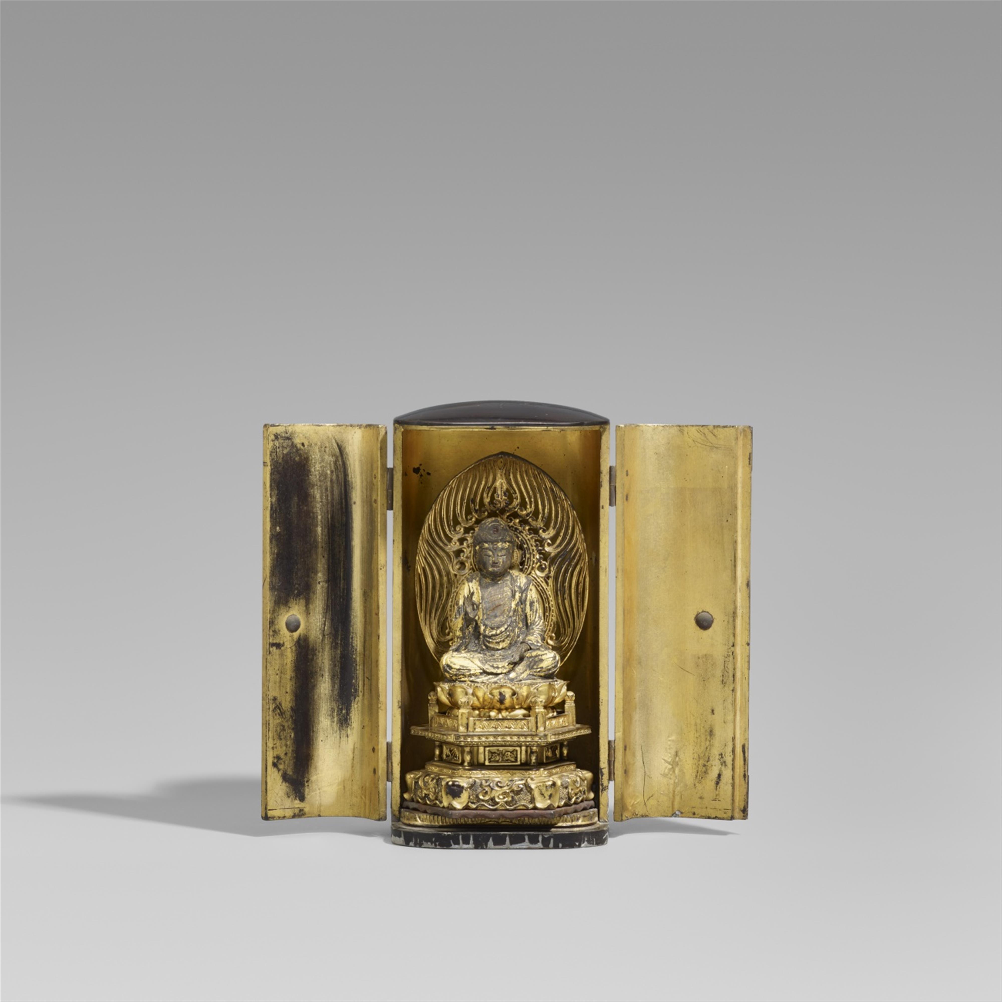 A lacquered and gilt wood zushi. 18th/19th century - image-1