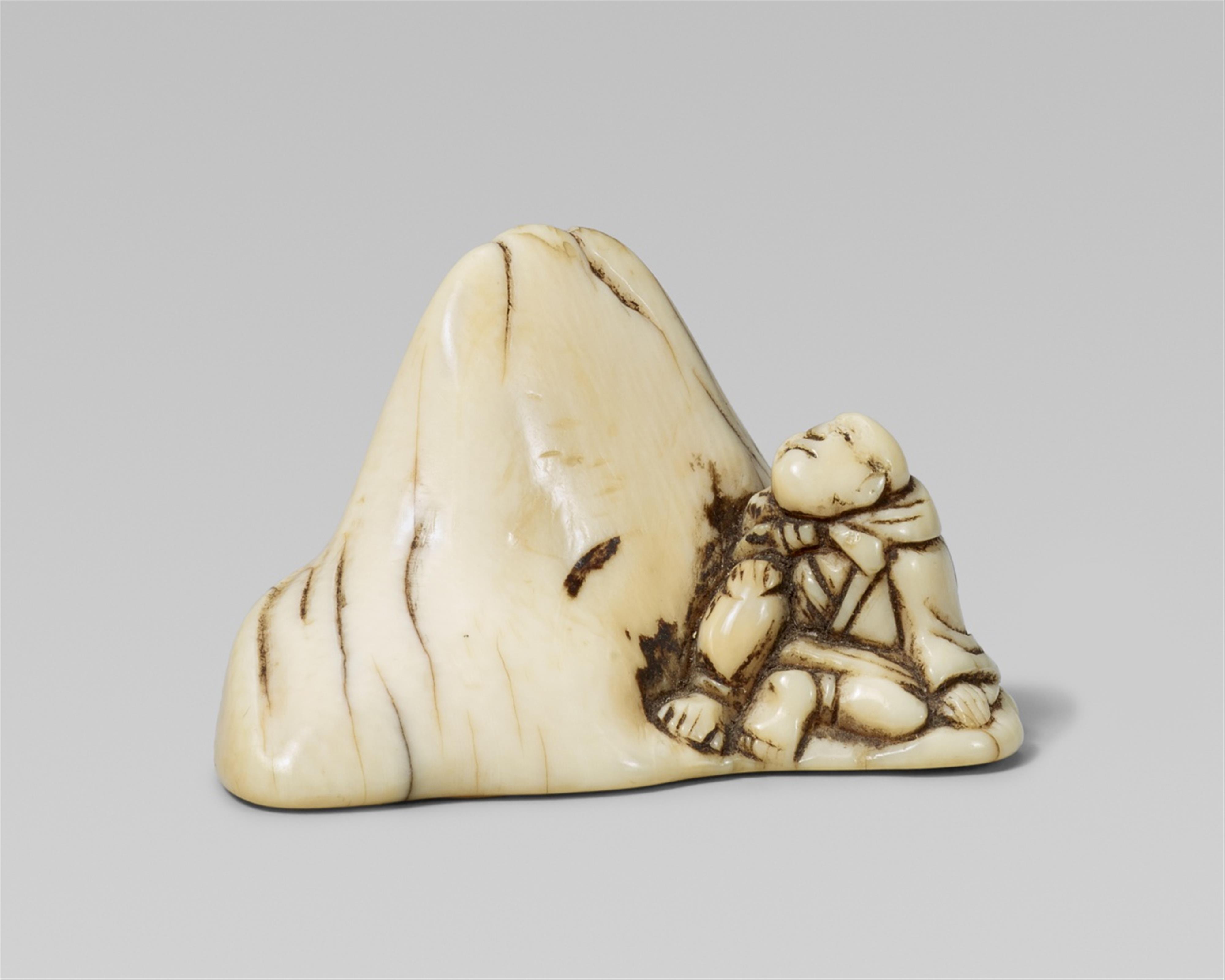 An ivory netsuke of Saigyô Hôshi admiring Mount Fuji. Early 19th century - image-1