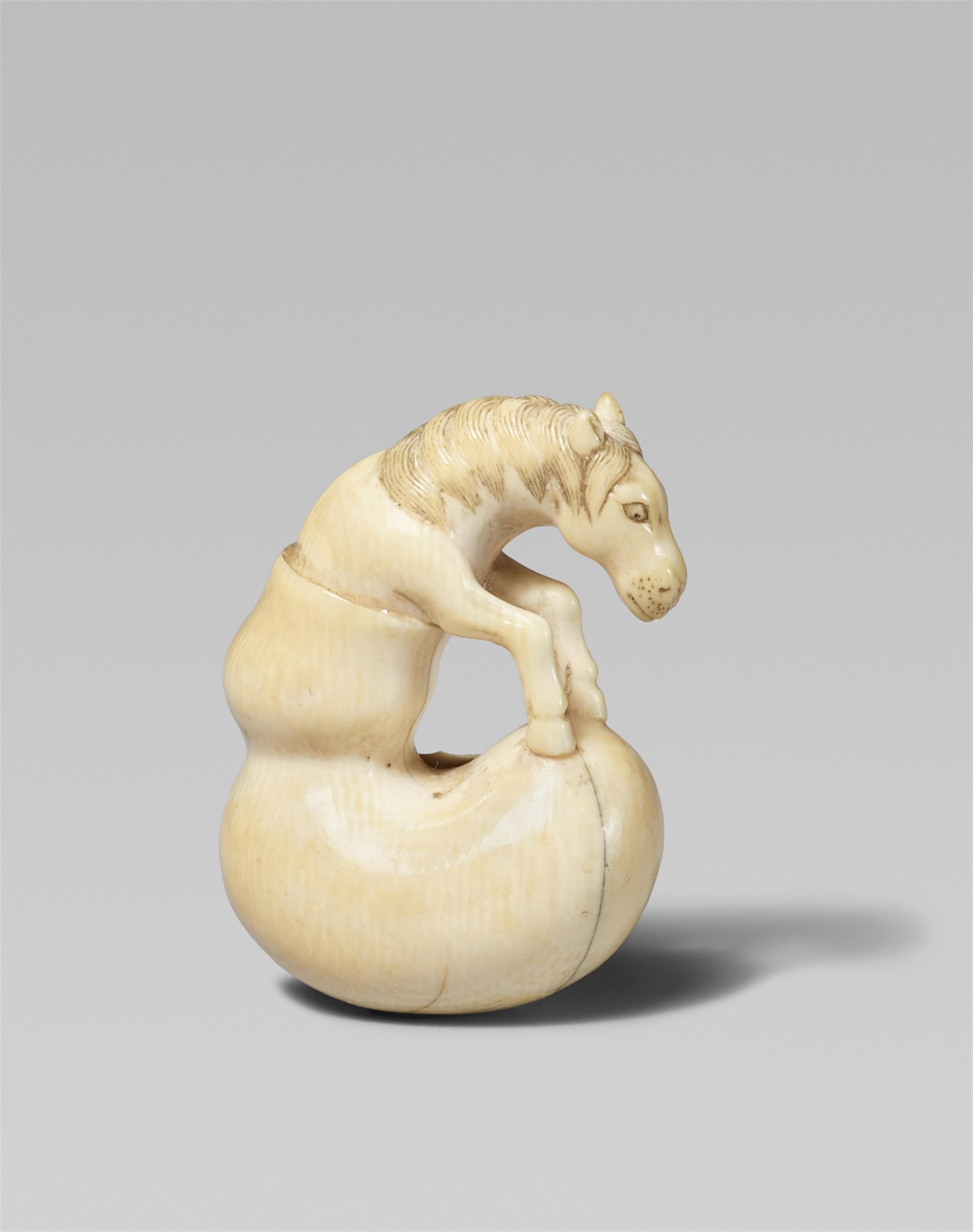 A small ivory netsuke of Chokarô’s horse. Early 19th century - image-1