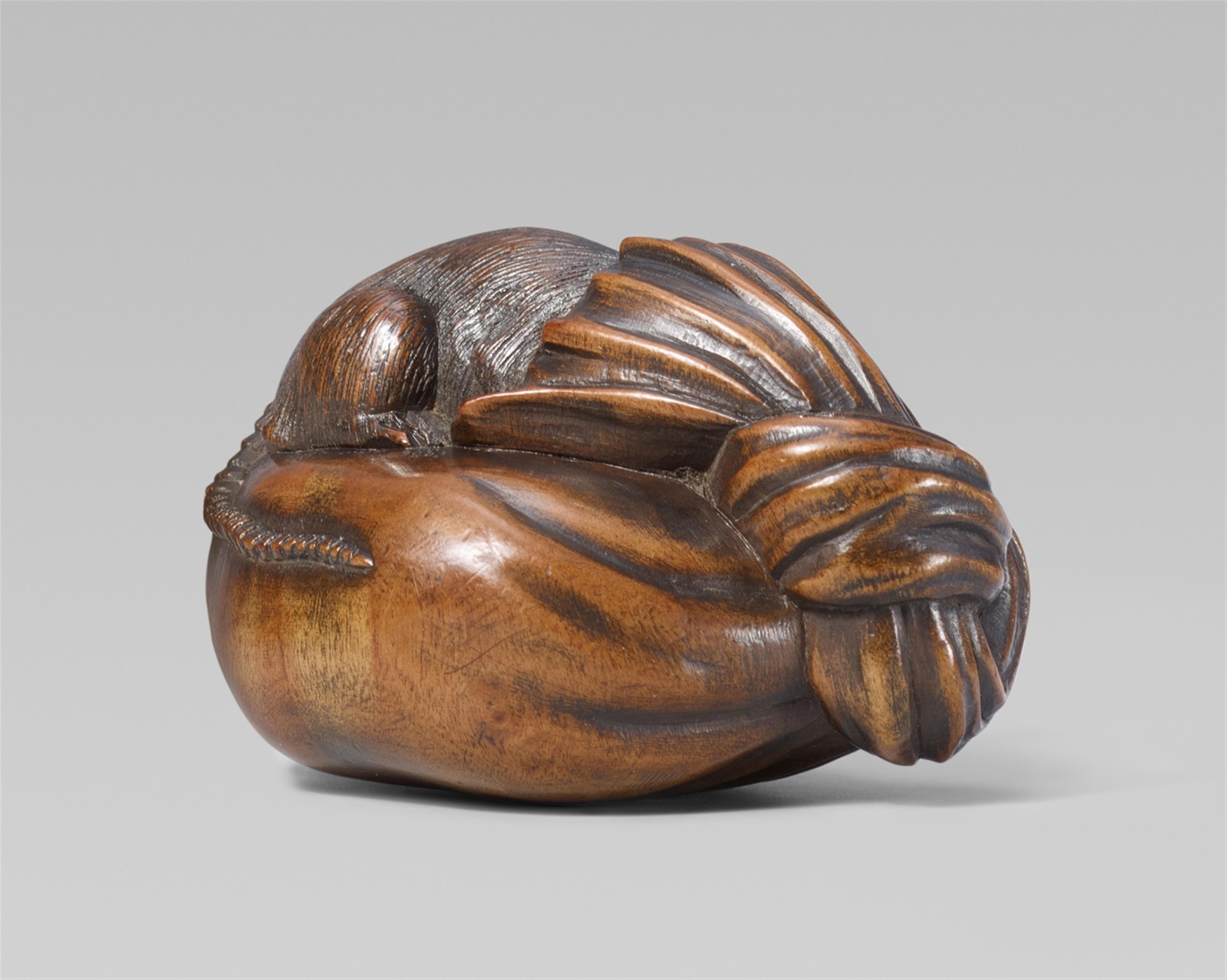 A large boxwood netsuke of a rat. Second half 19th century - image-1