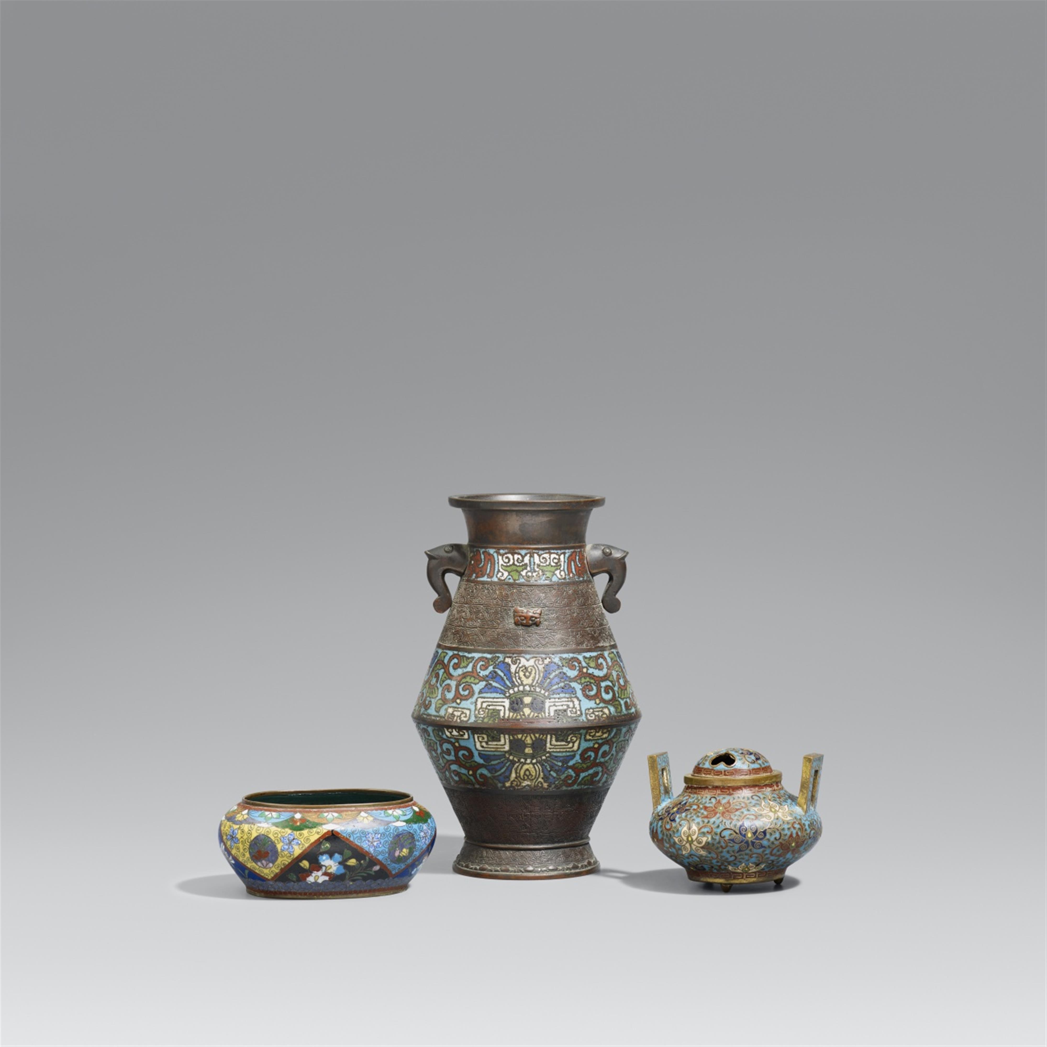 Three cloisonné enamel pieces. Late 19th century - image-1