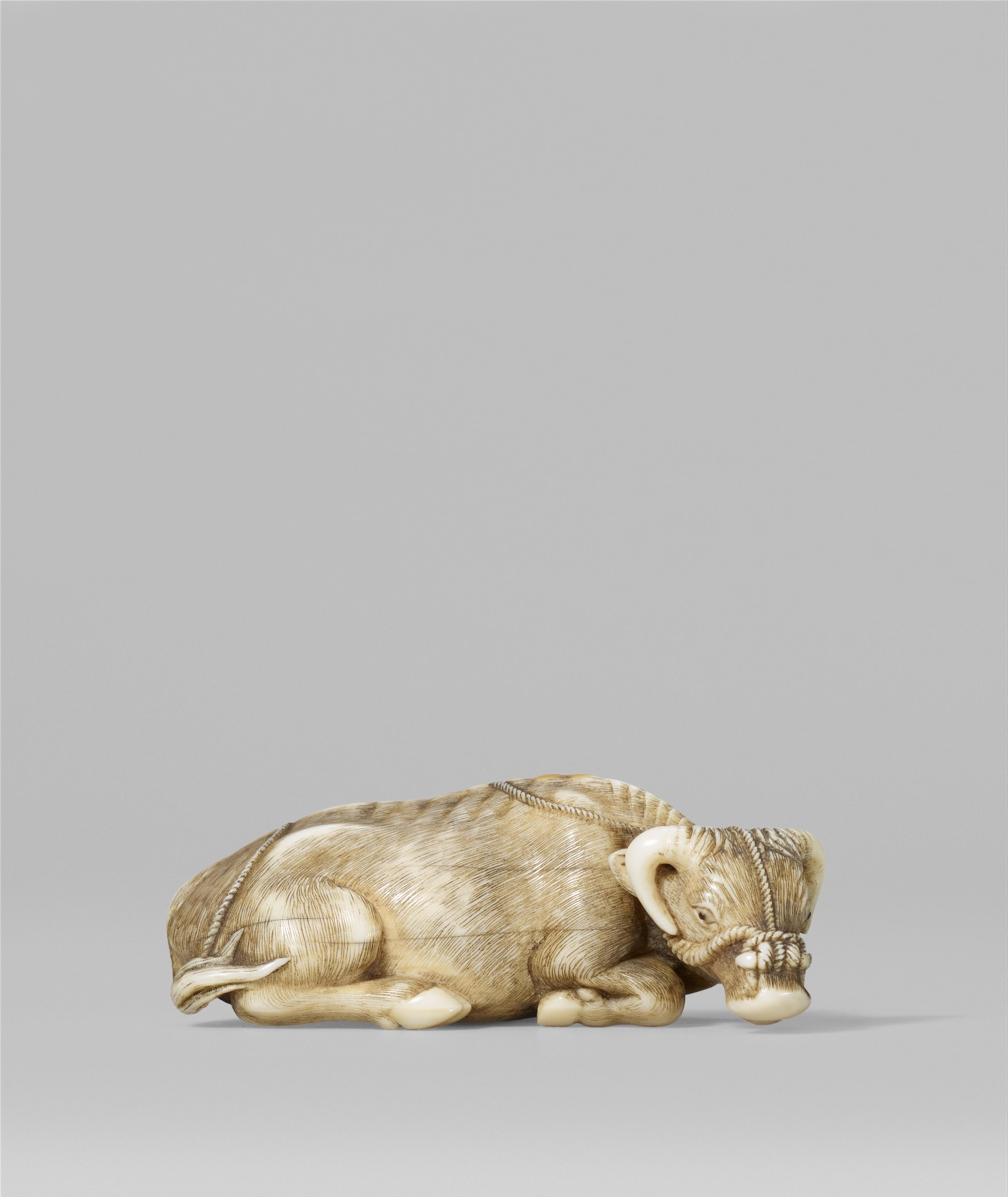 A reclining ox. Ivory. First half 19th century - image-1