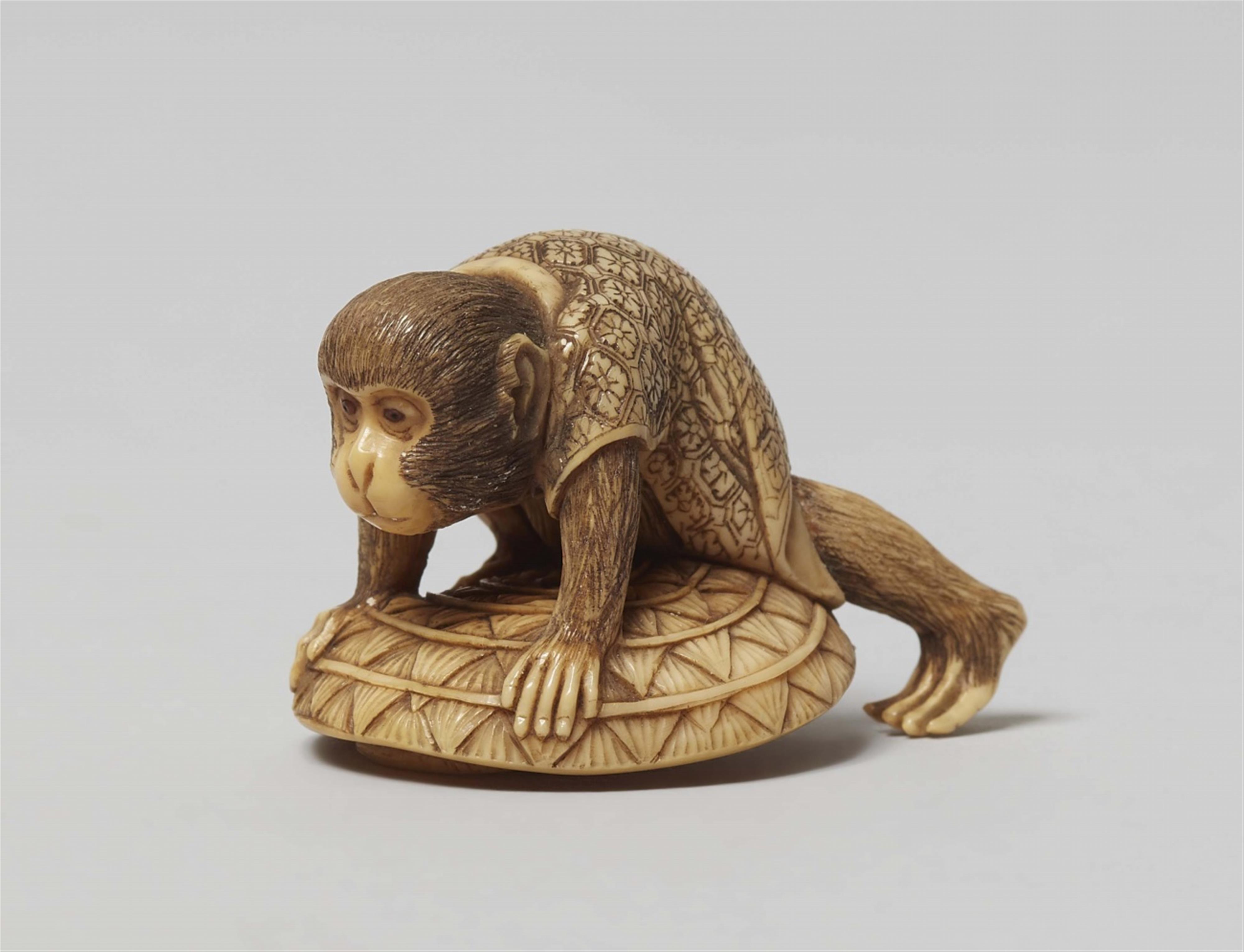 A juggler's monkey. Ivory. Second half 19th century - image-1