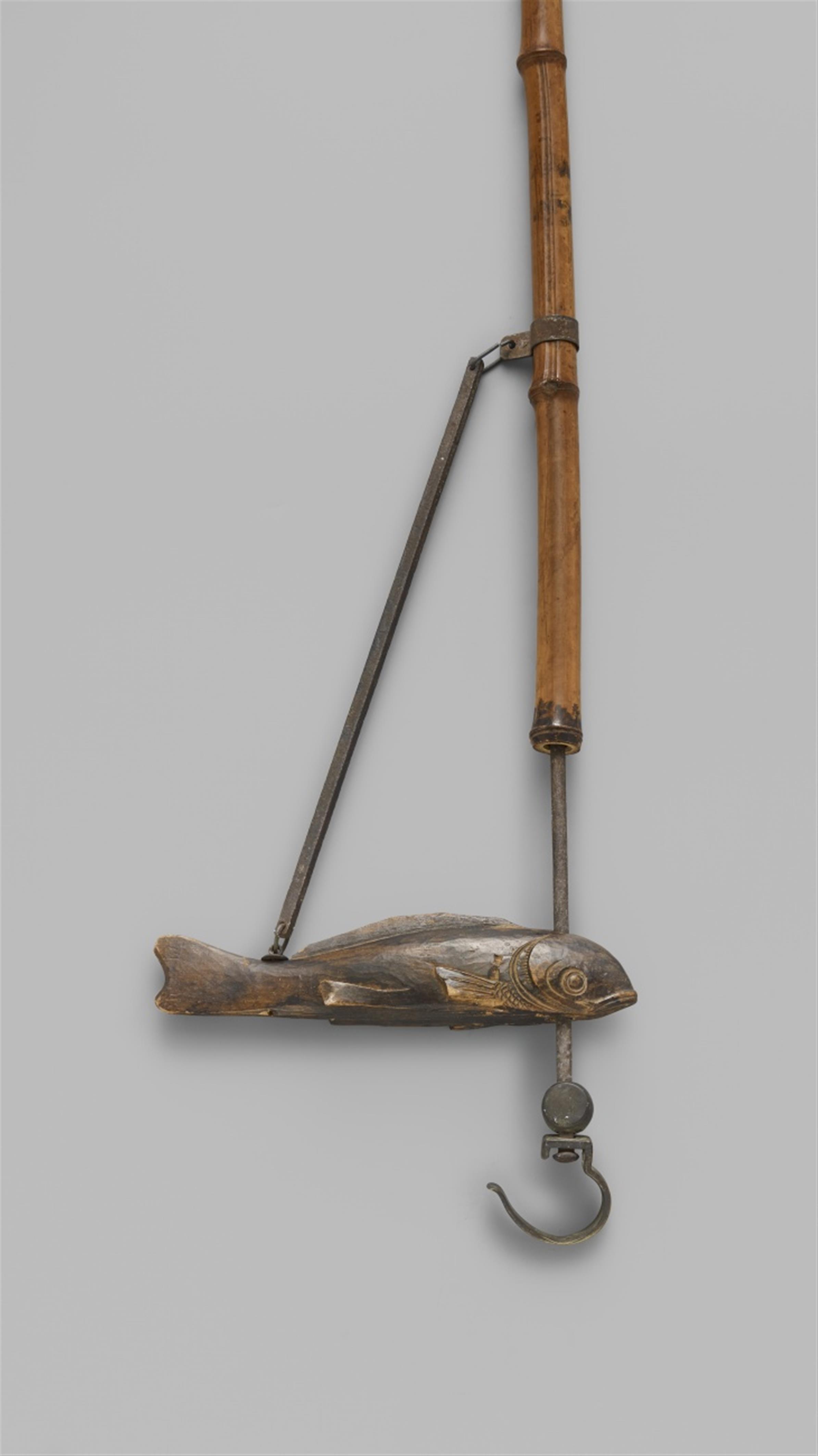 An iron, bamboo and wood adjustable pont hanger (jizai). Late 19th/20th century - image-1