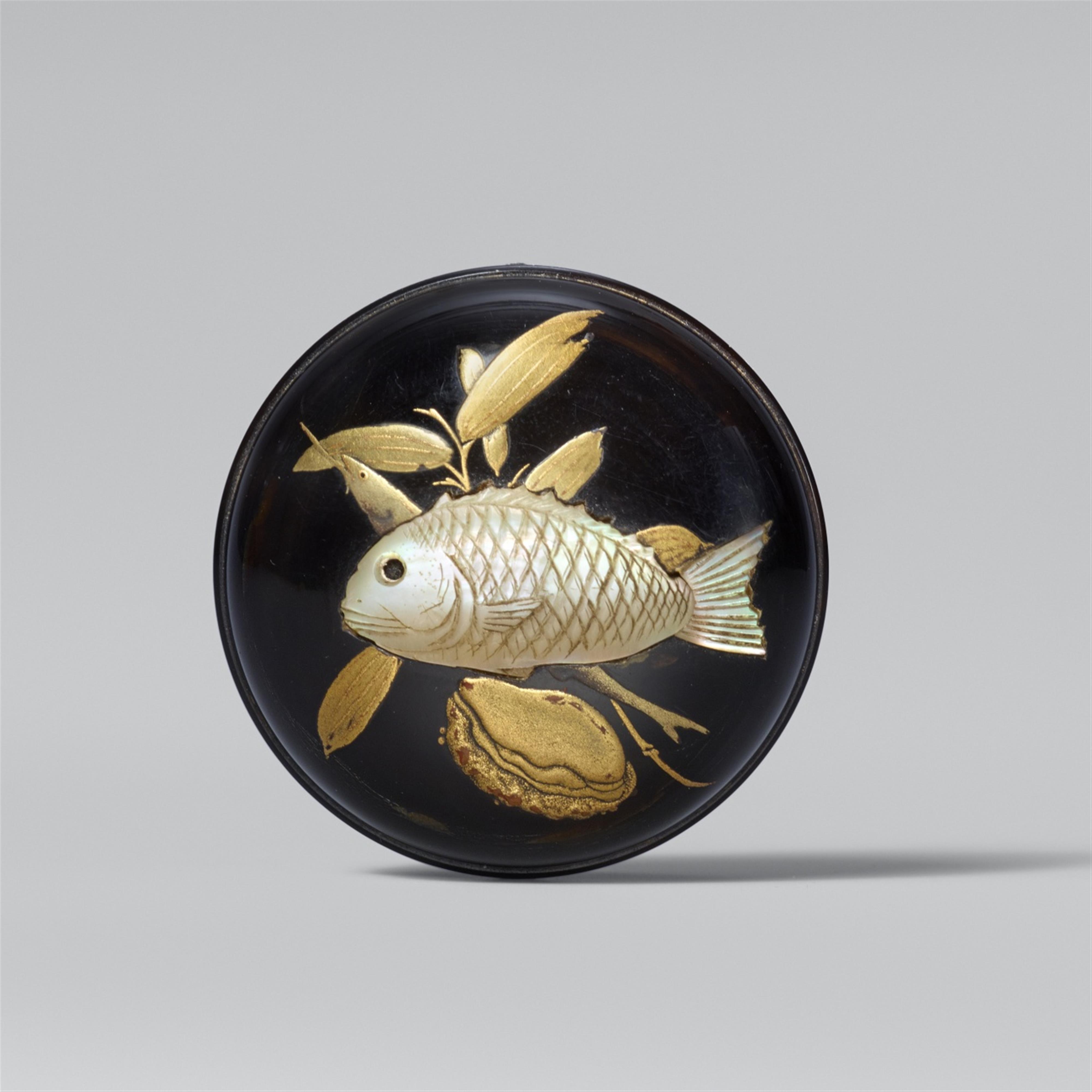 A carp on twigs and shells. Manju. Lacquer and mother-of-pearl. Early 19th century  - image-1