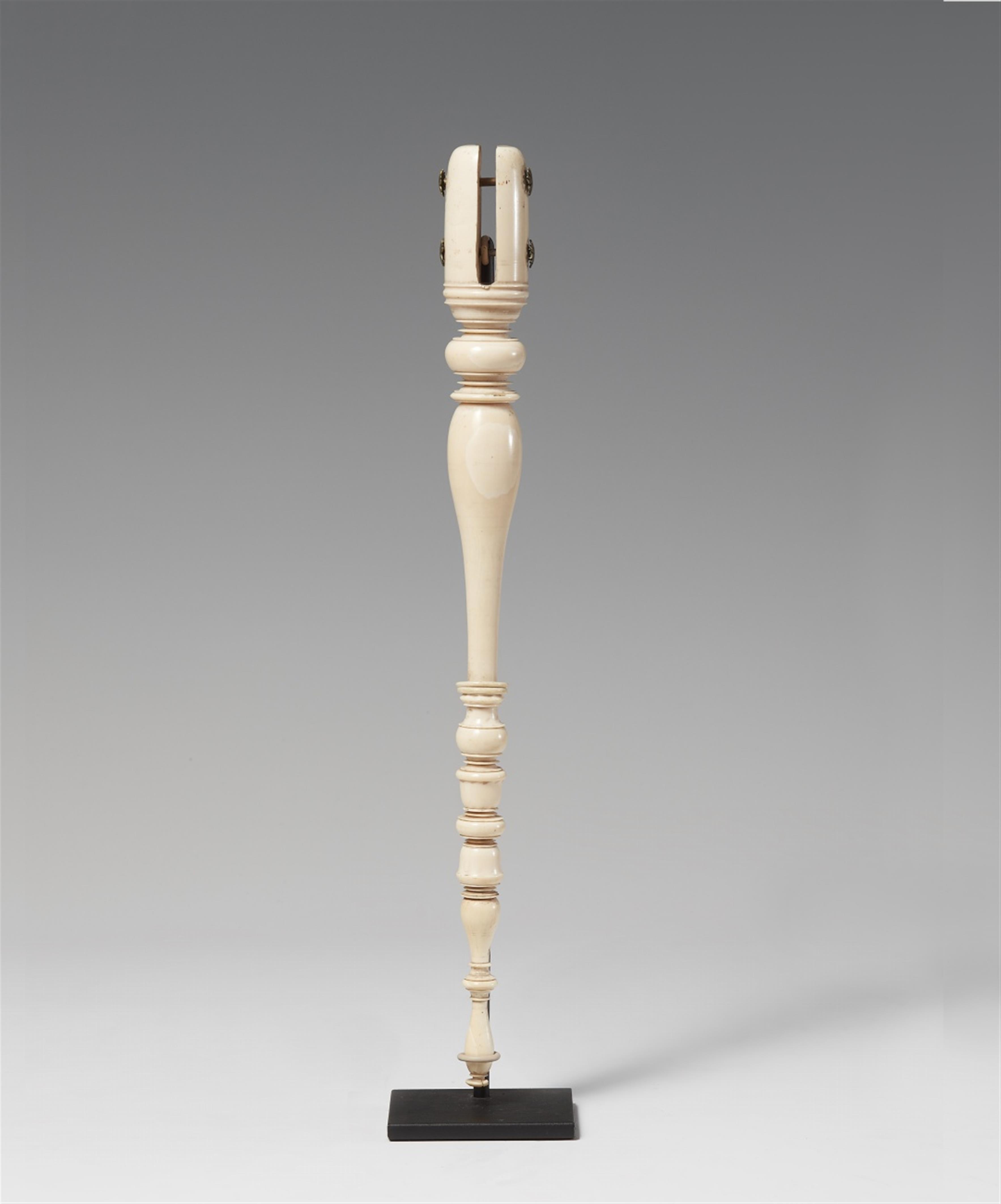 An ivory fan handle. Northern India. 19th century - image-1