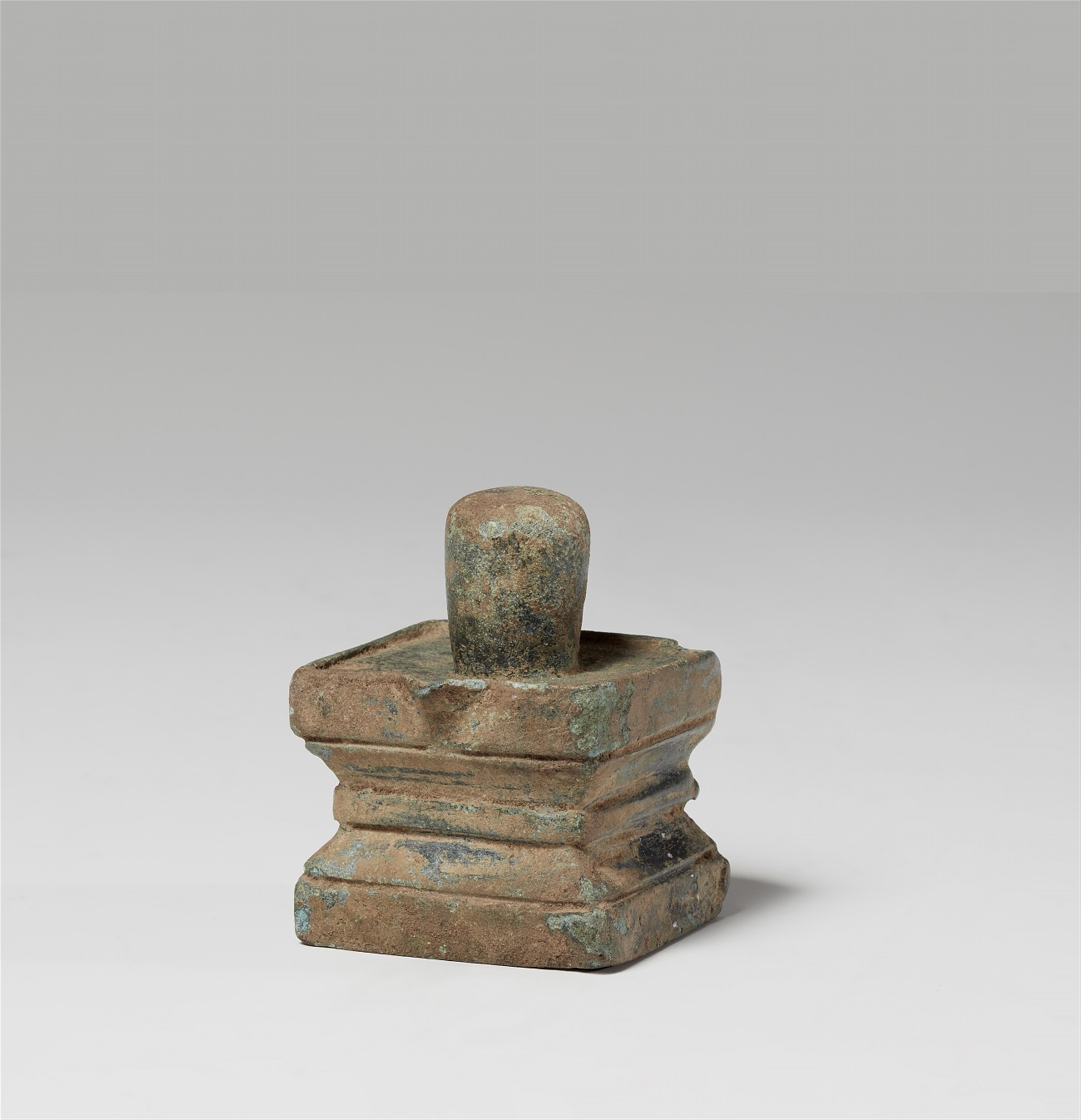 A small Cambodian or Thai bronze linga altar. Ca. 12th century - image-1