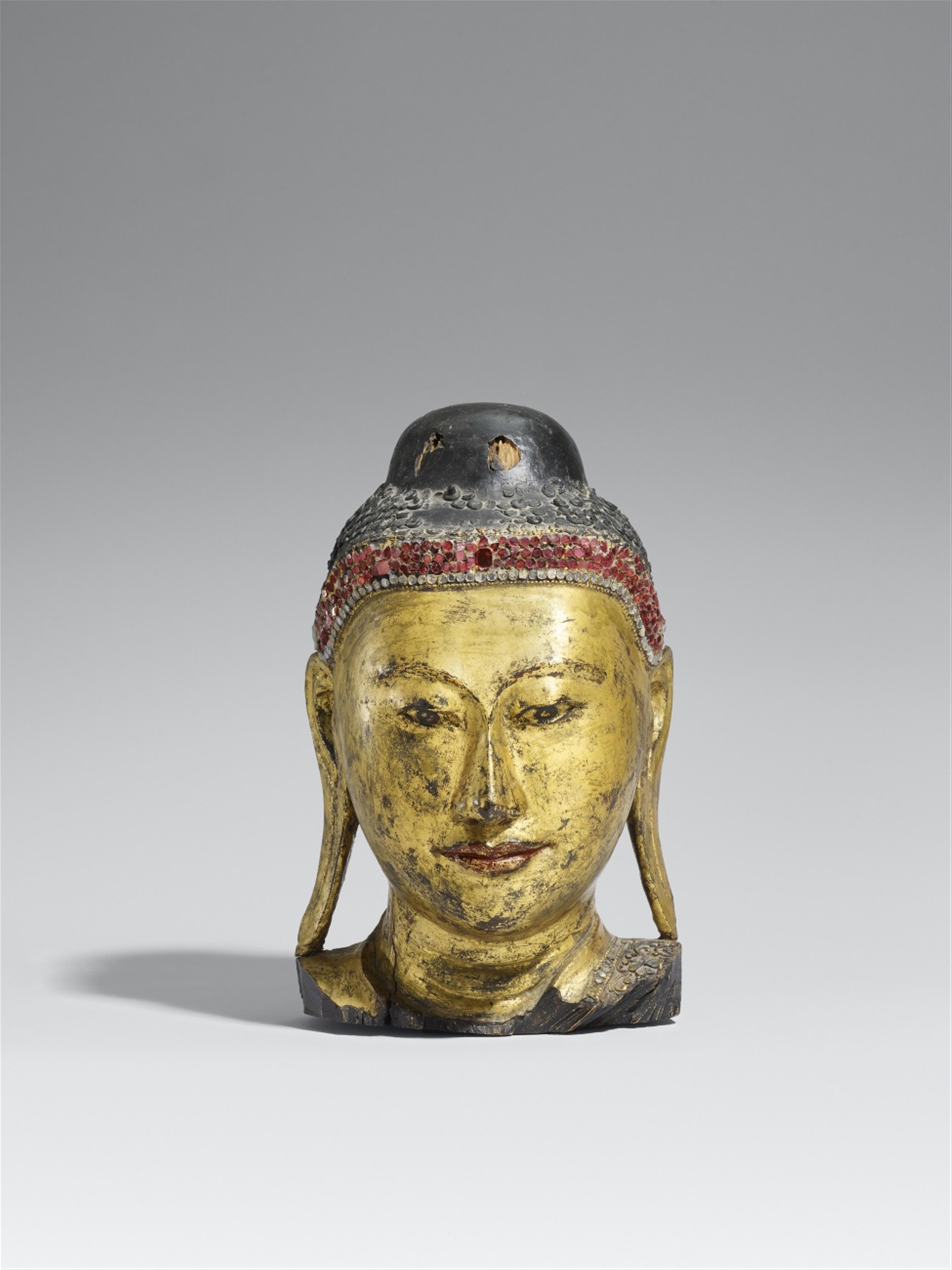 Kopf eines Buddha. Holz, vergoldete Lackfassung und Glassteine. Birma, Mandalay. 20. Jh. - image-1