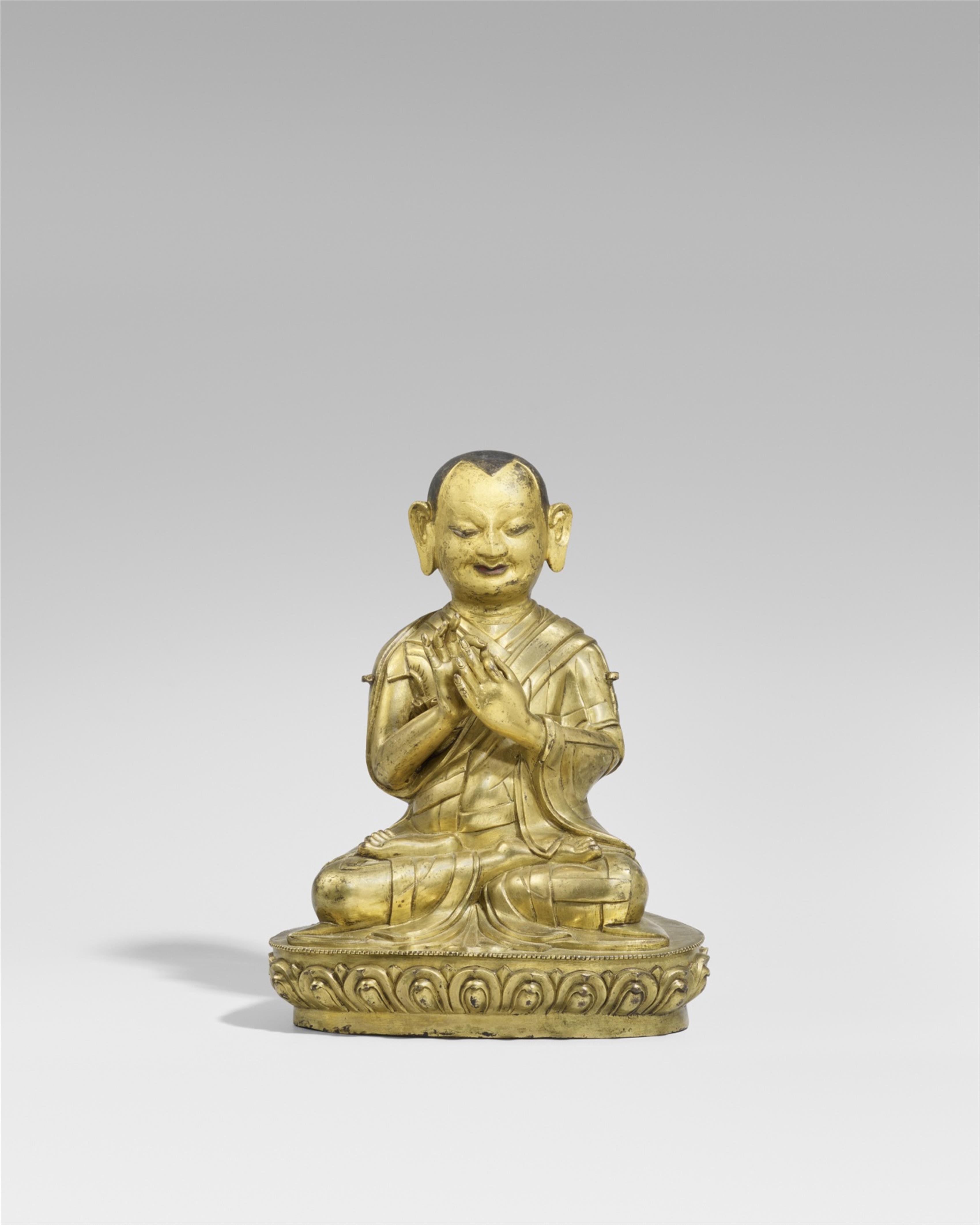 A large Tibetan gilt bronze figure of a lama. 17th/18th century - image-1