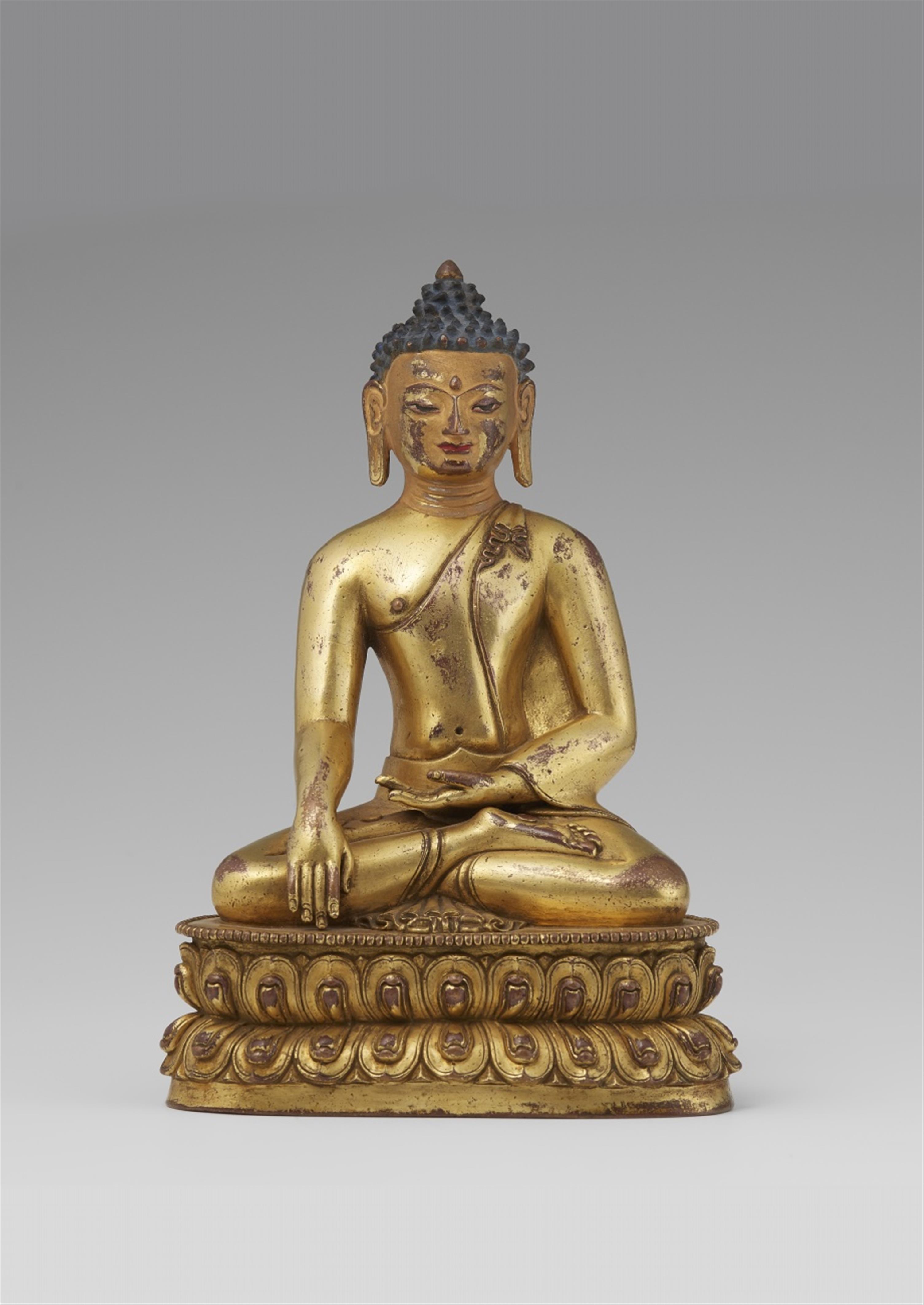 Buddha Shakyamuni/Vajrasana. Feuervergoldete Bronze. Tibet. 17. Jh. - image-1