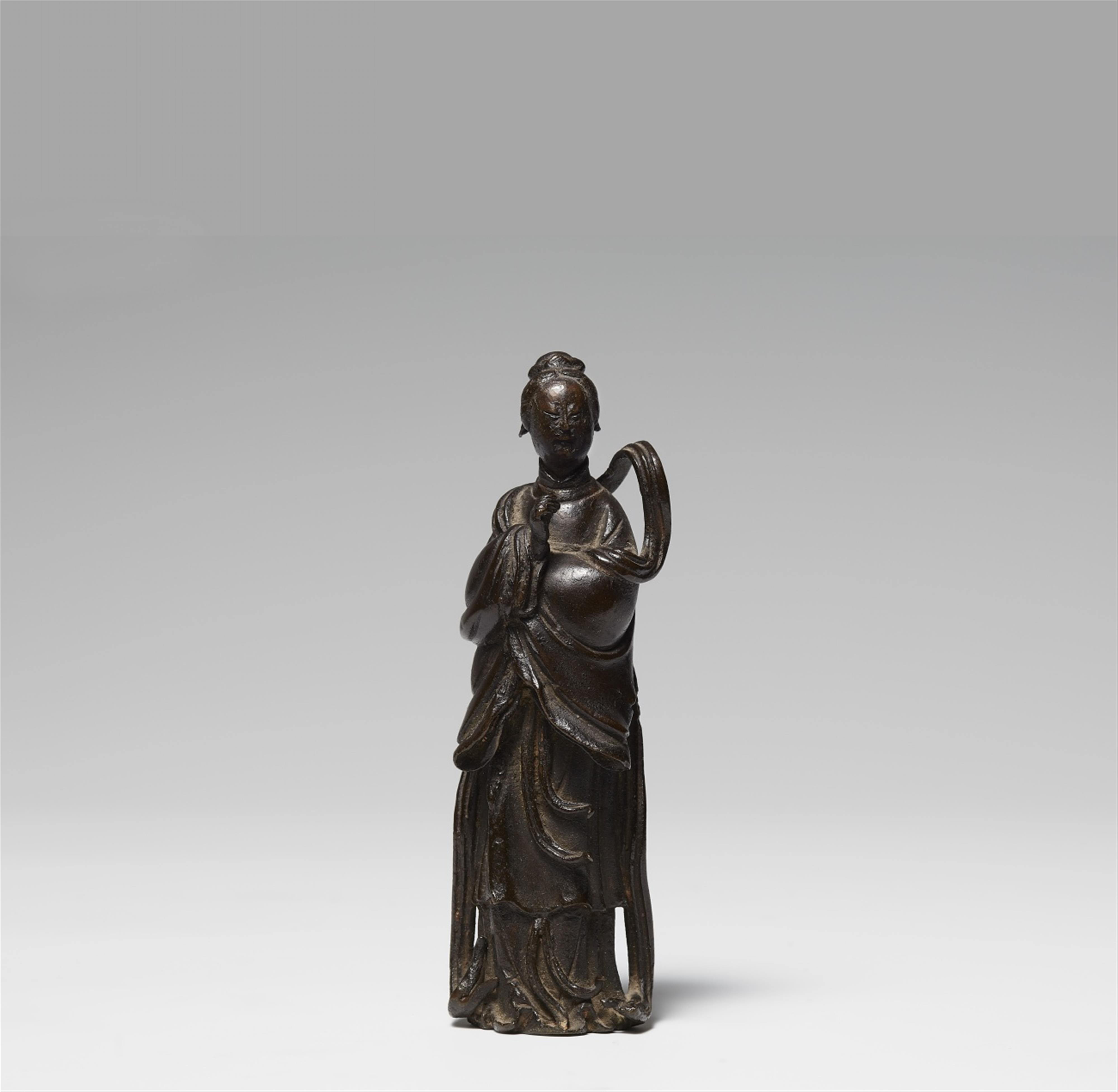 Figur einer Hofdame. Bronze. 17. Jh. - image-1