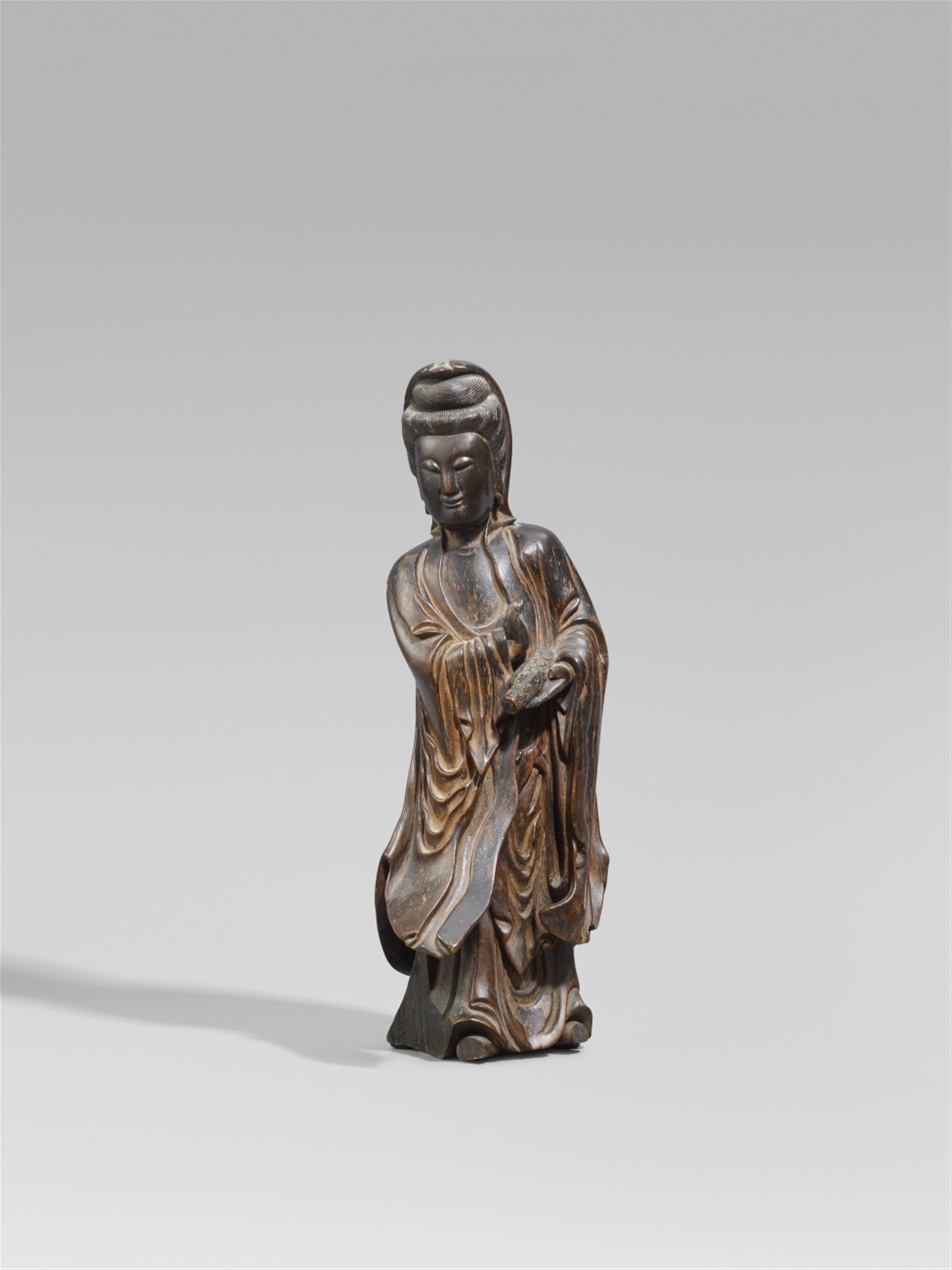 Figur einer Guanyin. Holz mit Lackfassung. Wohl Südchina. 19. Jh. - image-1