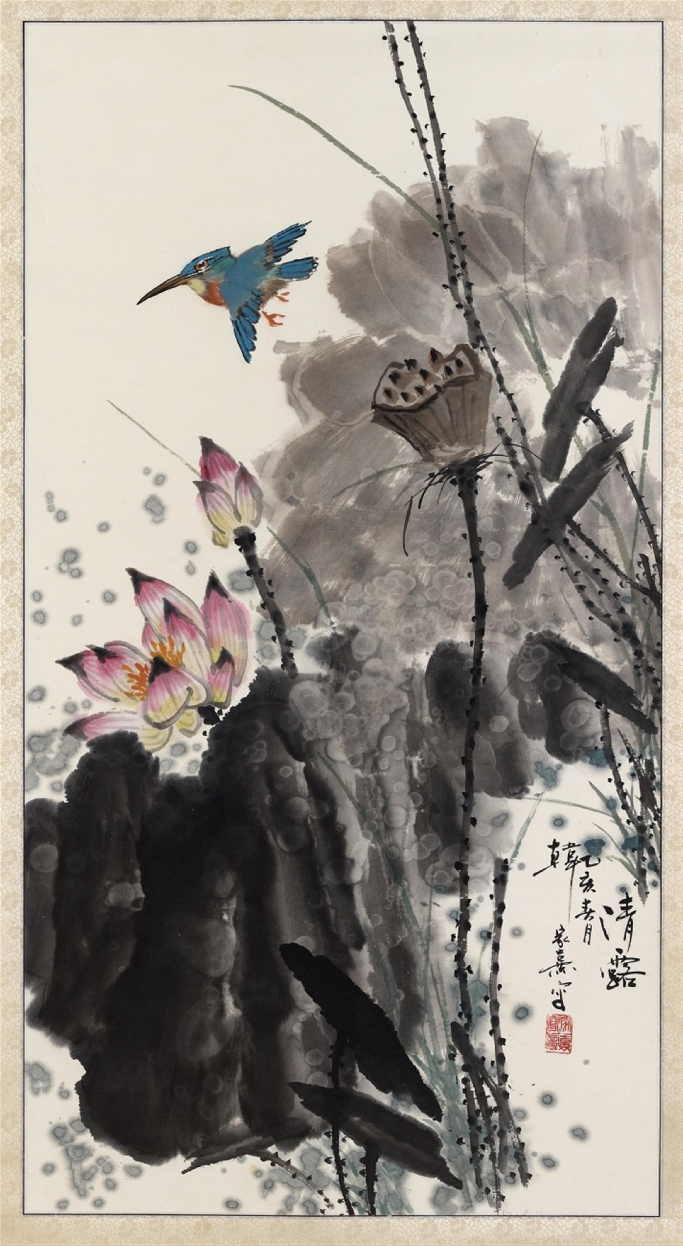 Han Jiajia . 20th century - A painting by Han Jiajia depicting a kingfisher above lotus. Ink and colours on paper. Dated cyclically yihai (1995), signed Han Jiajia and sealed. 20th century. Framed and glazed. - image-1