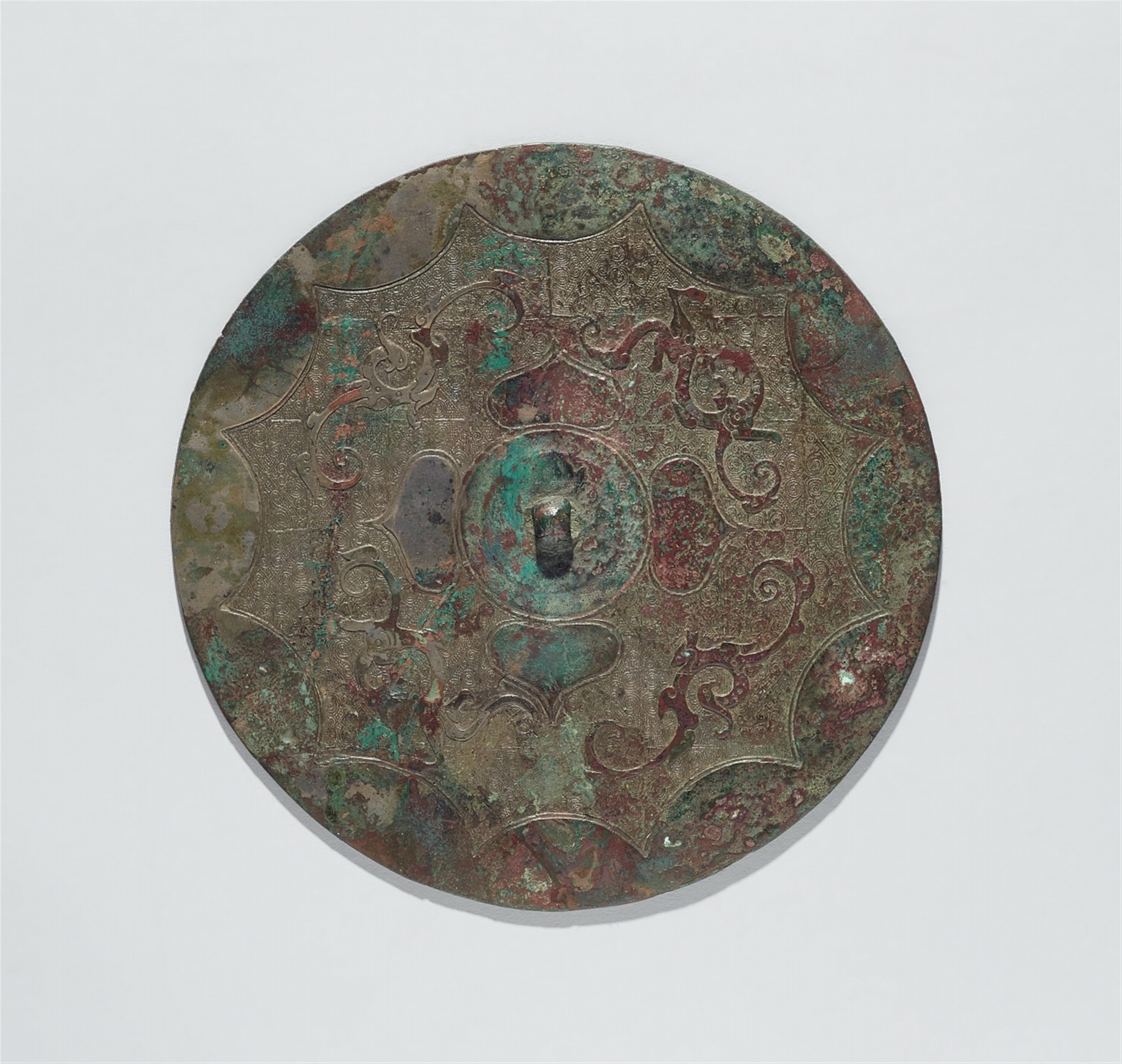 A round bronze mirror. Warring States period/early Western Han dynasty, circa 3rd century B.C. - image-1