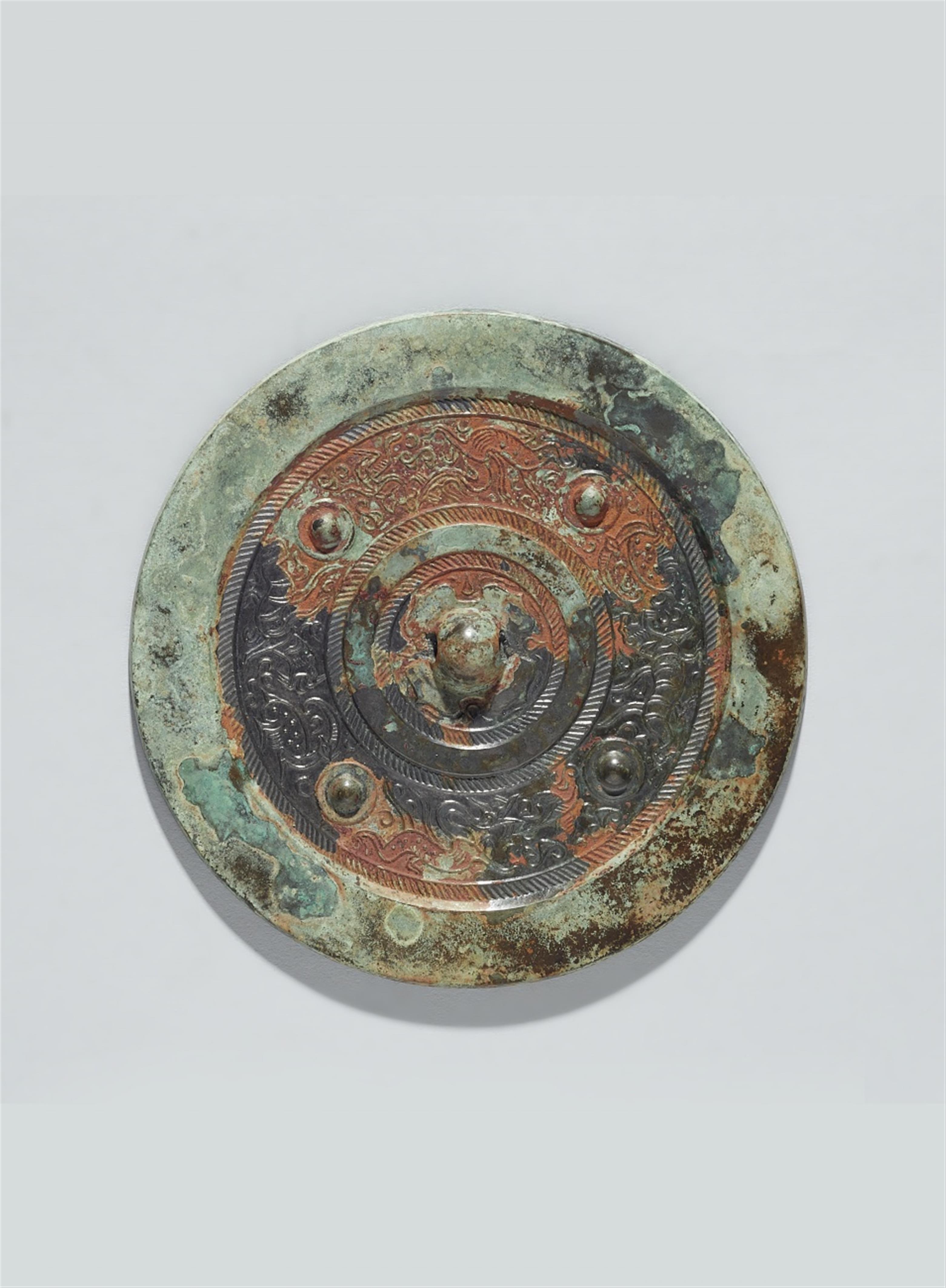 A round bronze mirror. Han dynasty - image-1