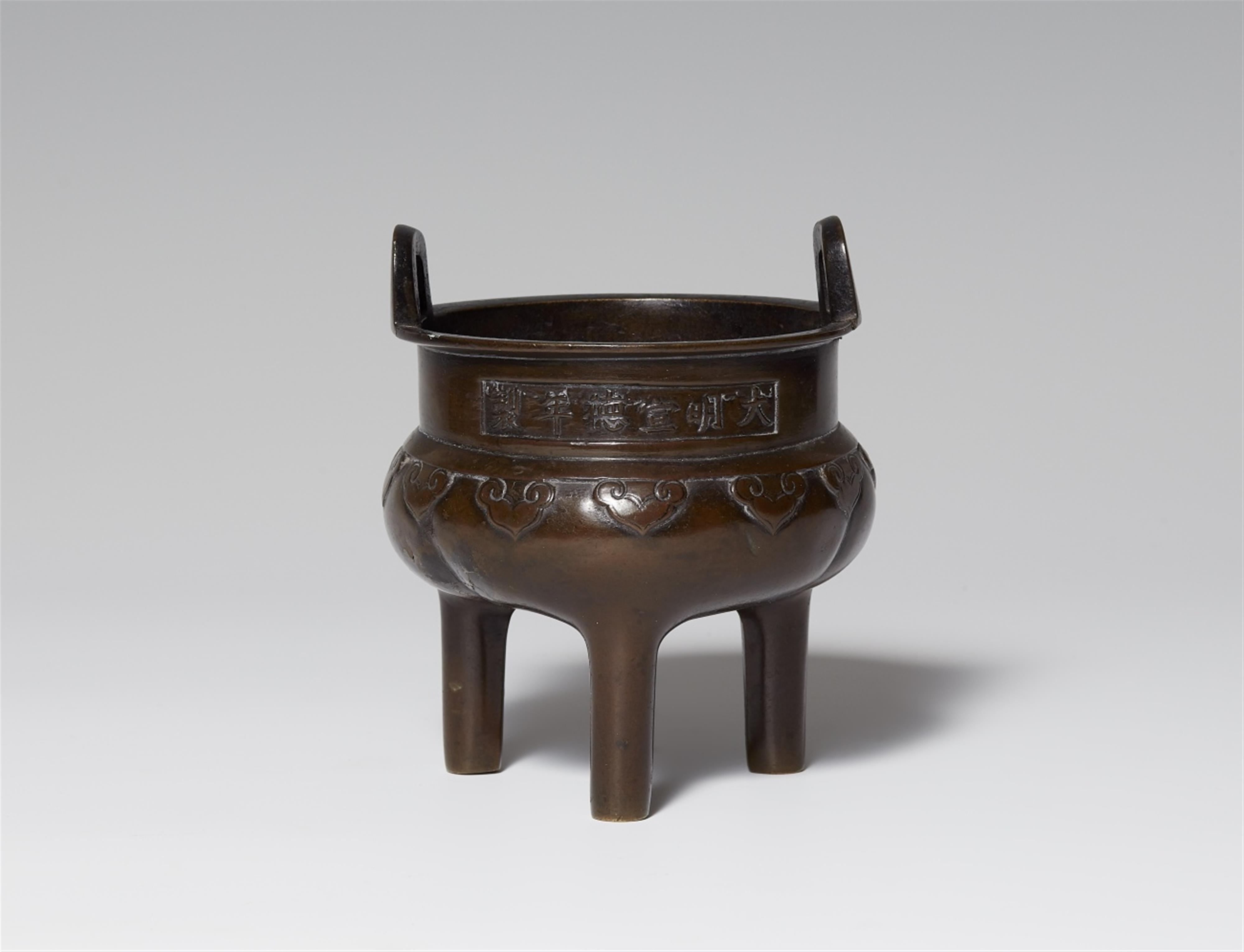 A small bronze incense burner. 17th/18th century - image-1