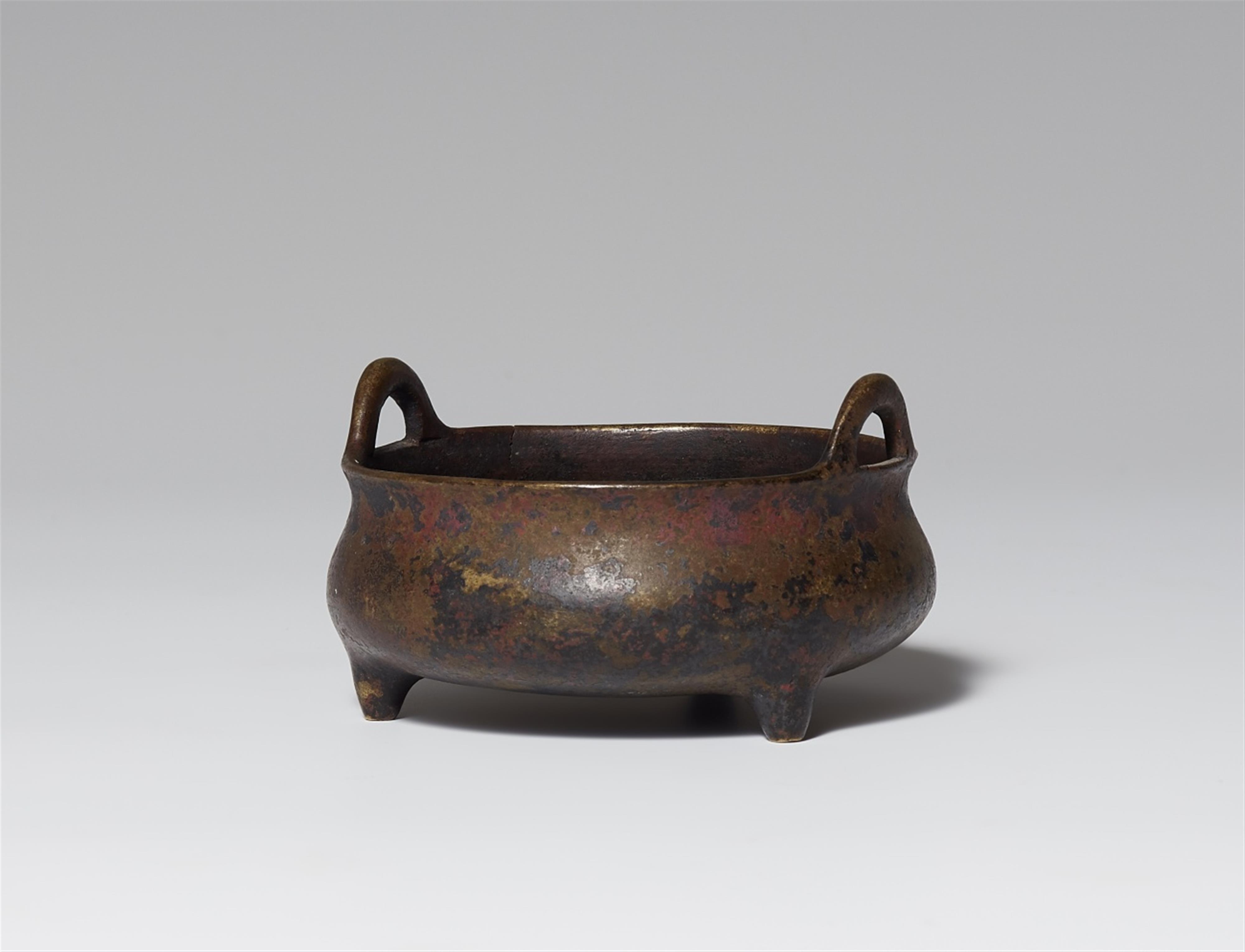 A small bronze incense burner. Ming/Qing dynasty - image-1