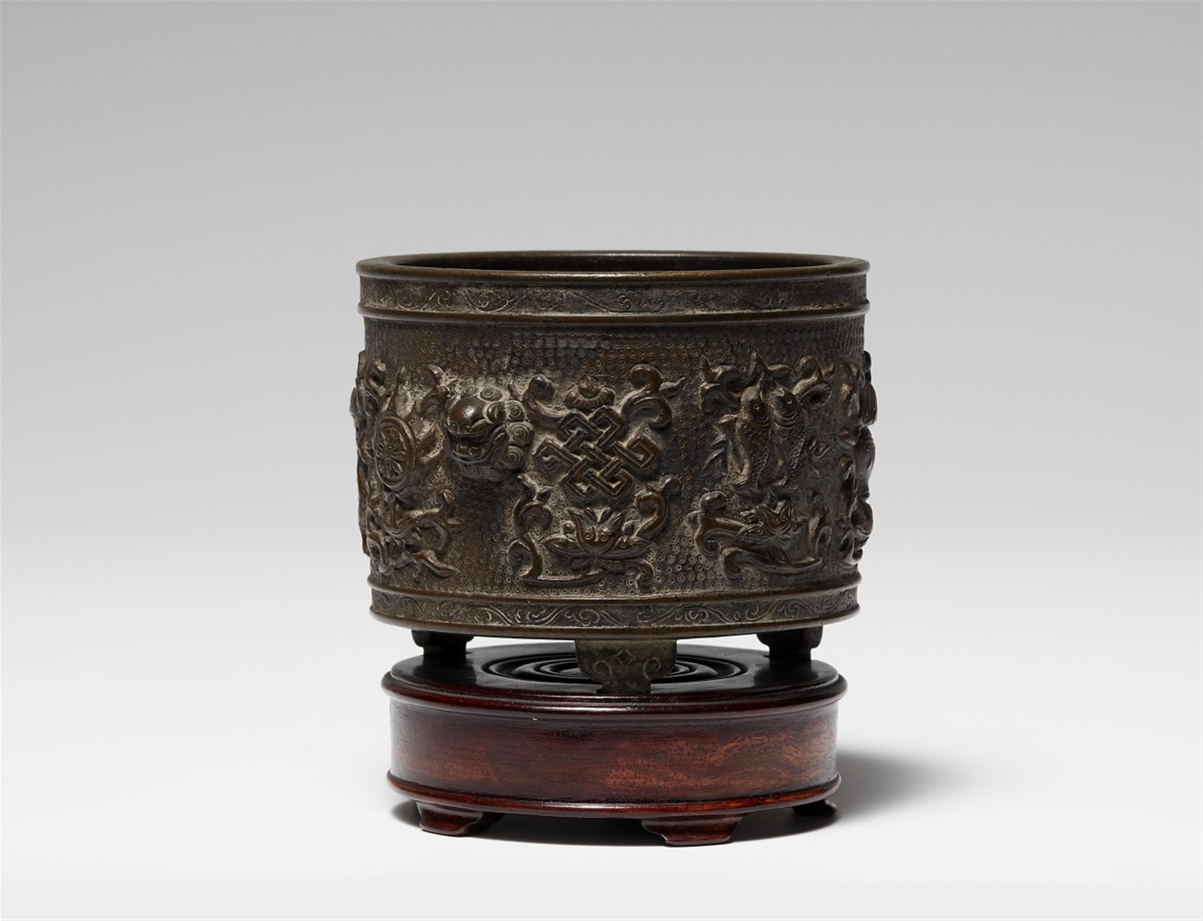 A Bronze incense burner. Probably 17th century - image-1