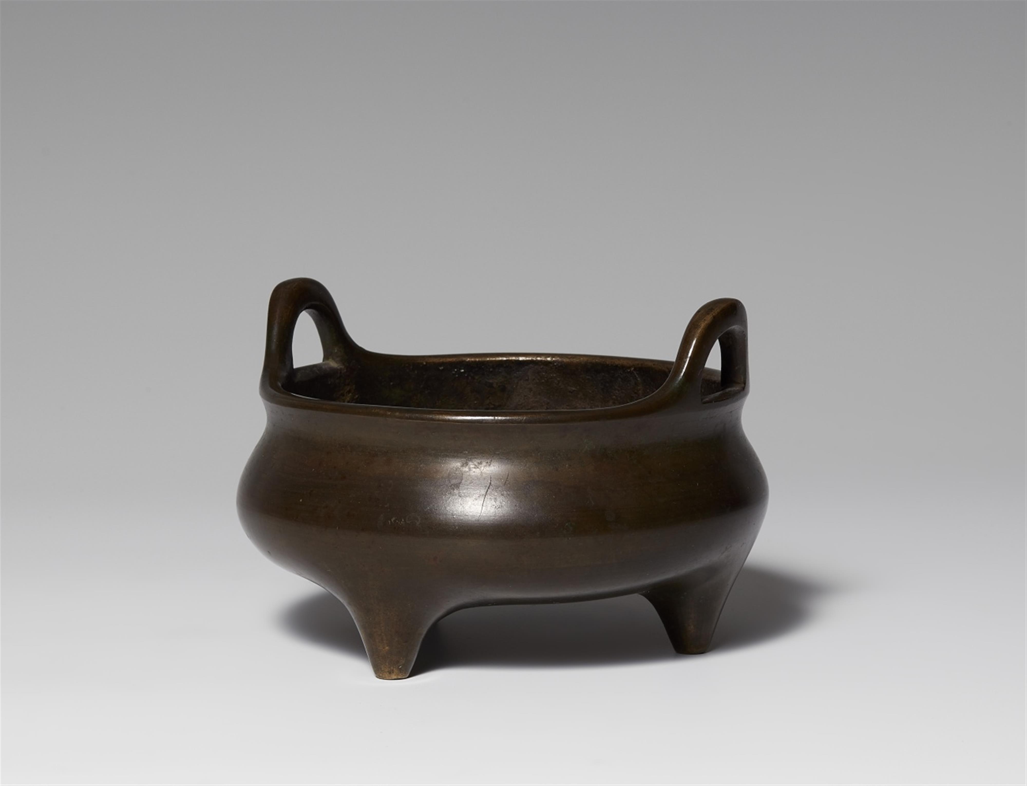 A bronze ding-typ tropond incense burner. Qing dynasty - image-1