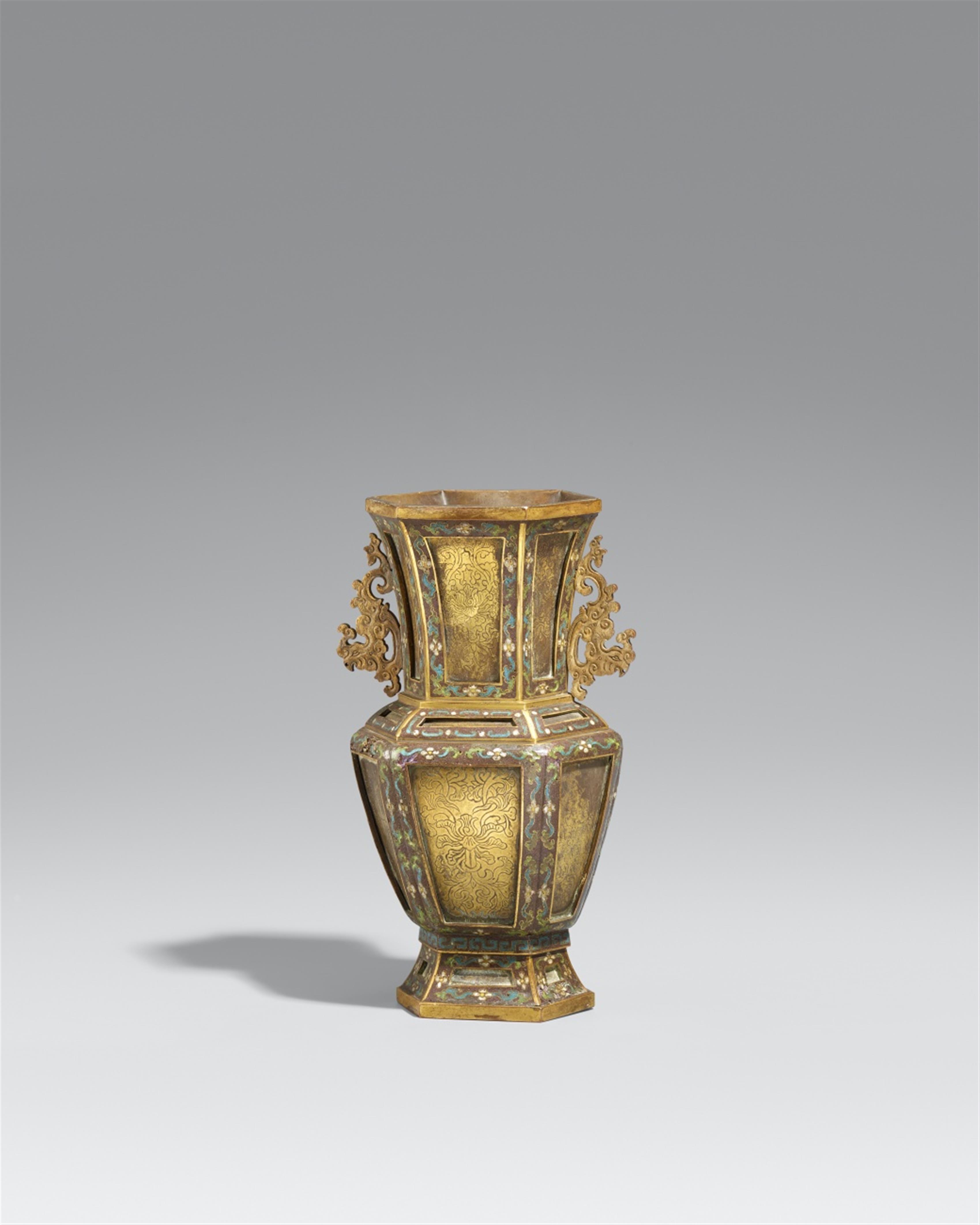 Sechseckige kaiserliche Vase. Email cloisonné und vergoldetes Kupfer. 18. Jh. - image-1