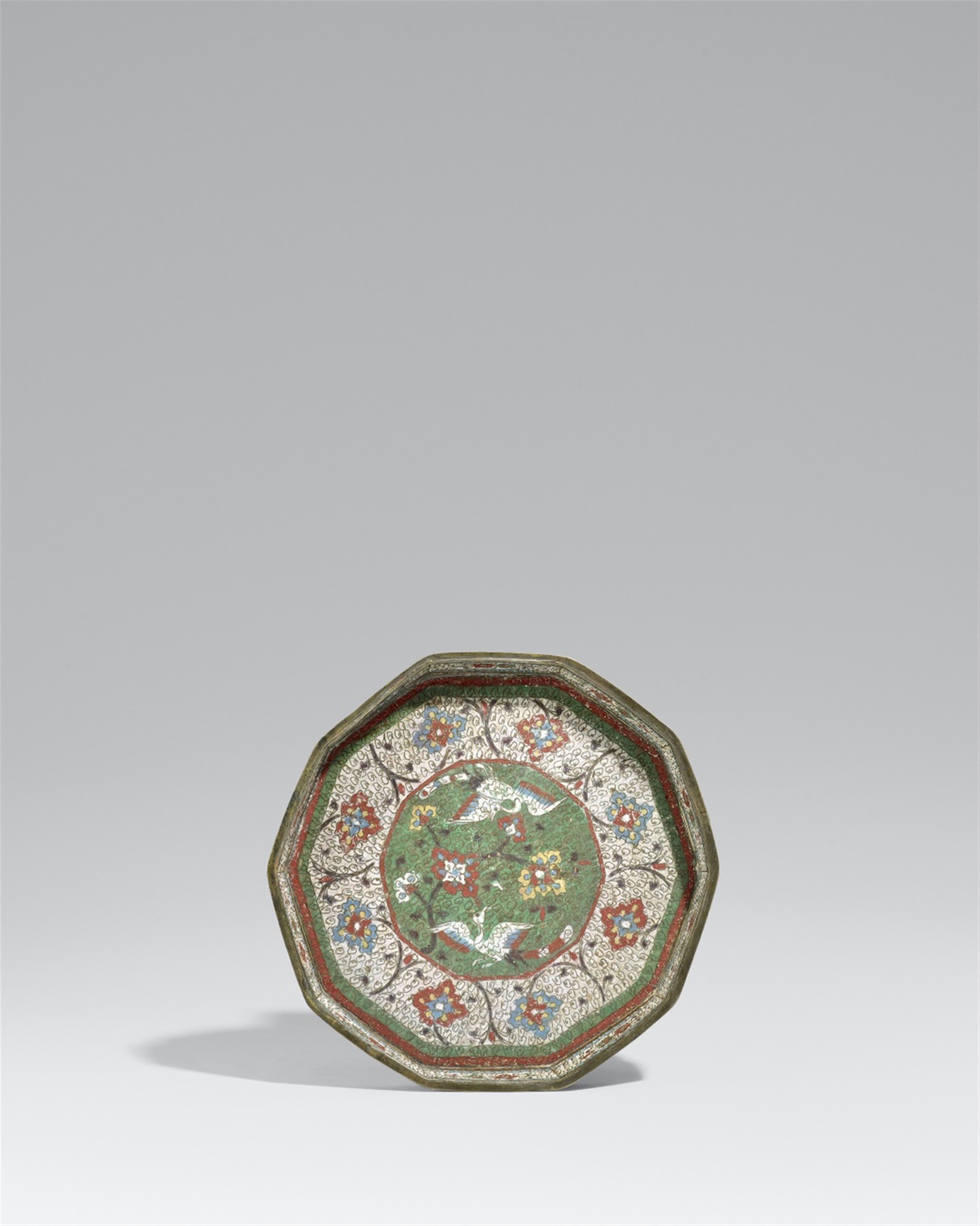 A shallow Ming style cloisonné enamel dish. Qing dynasty - image-1