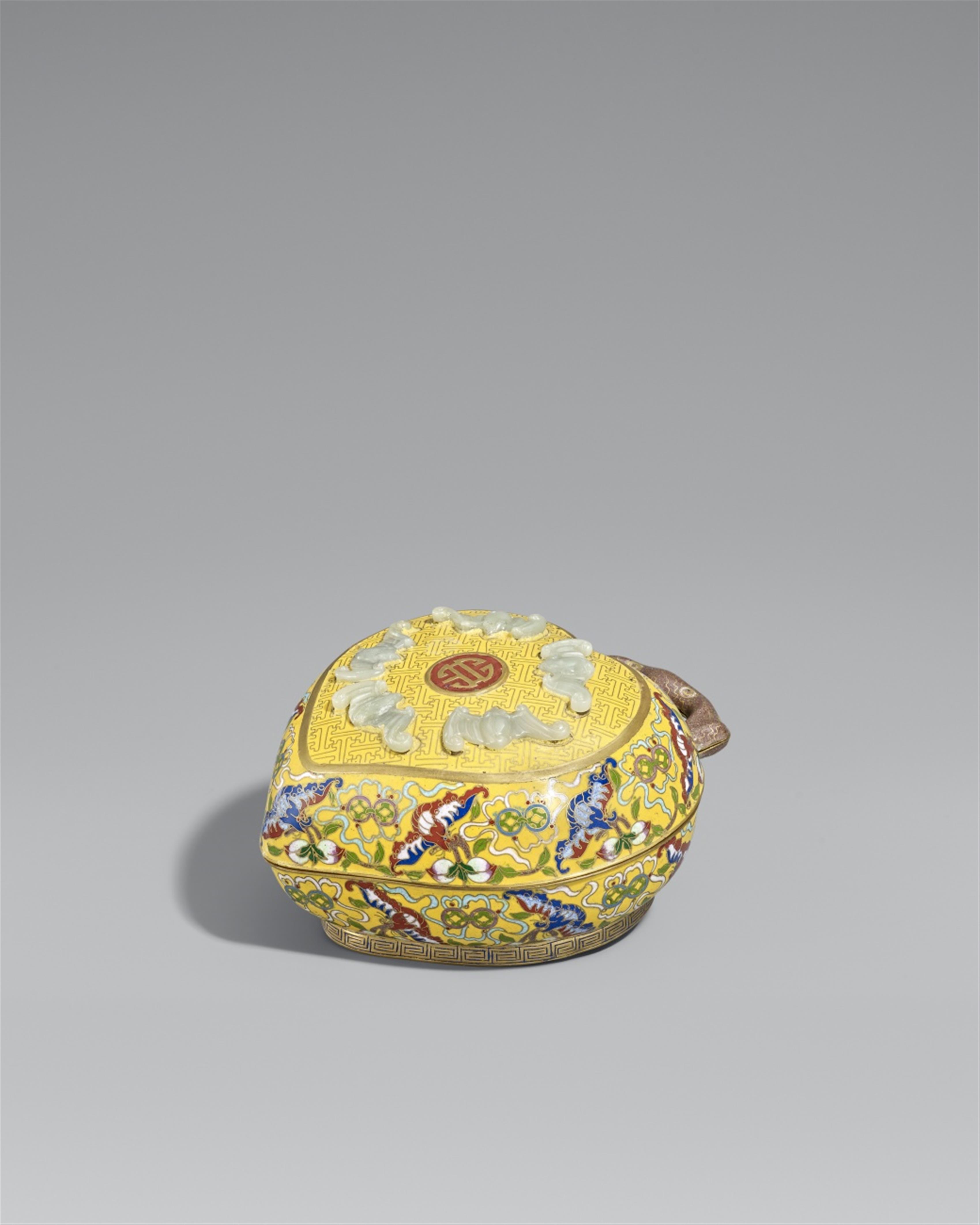 A peach-shaped cloisonné enamel lidded box. Around 1900 - image-1