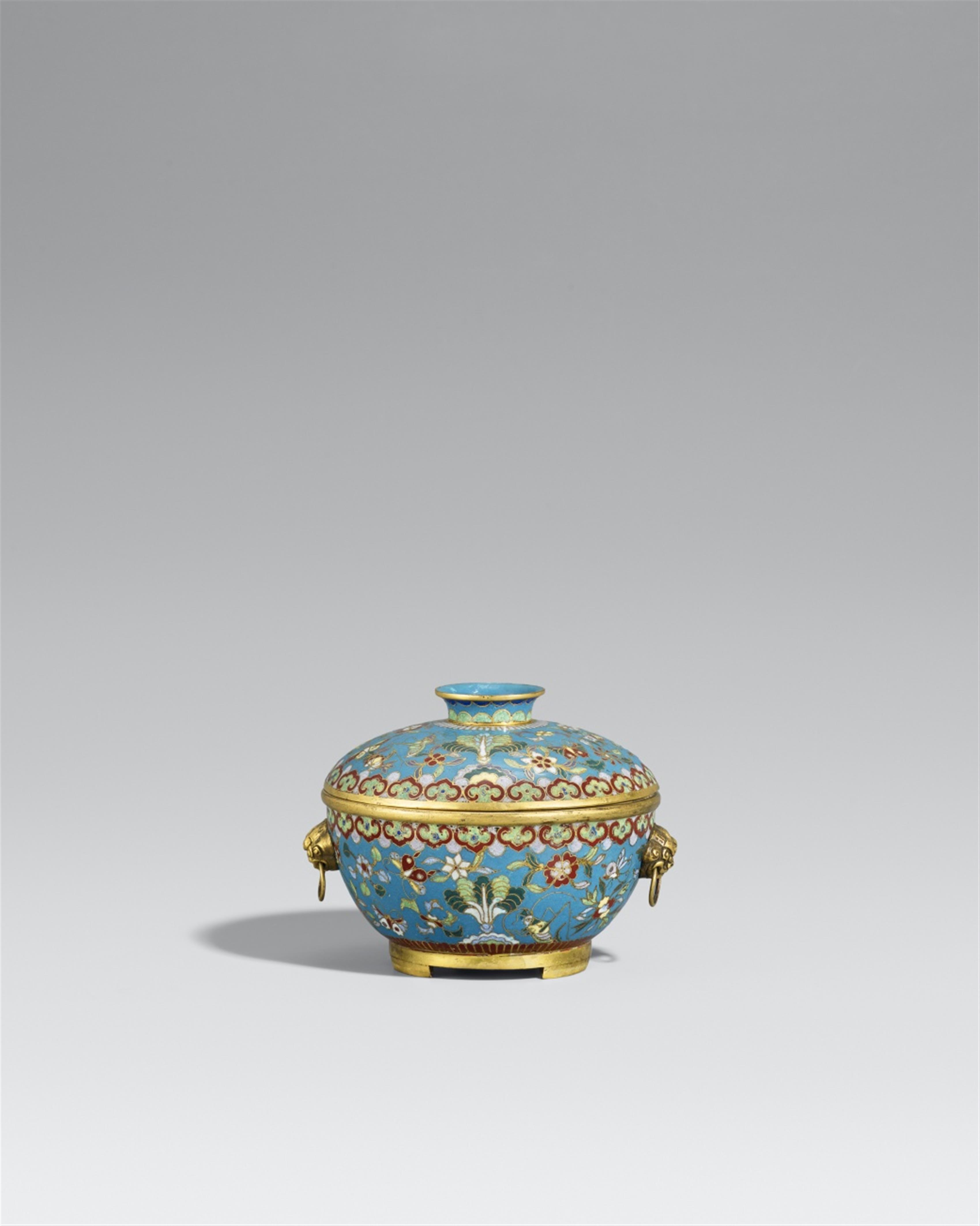 A cloisonné enamel lidded bowl. Around 1900 - image-1