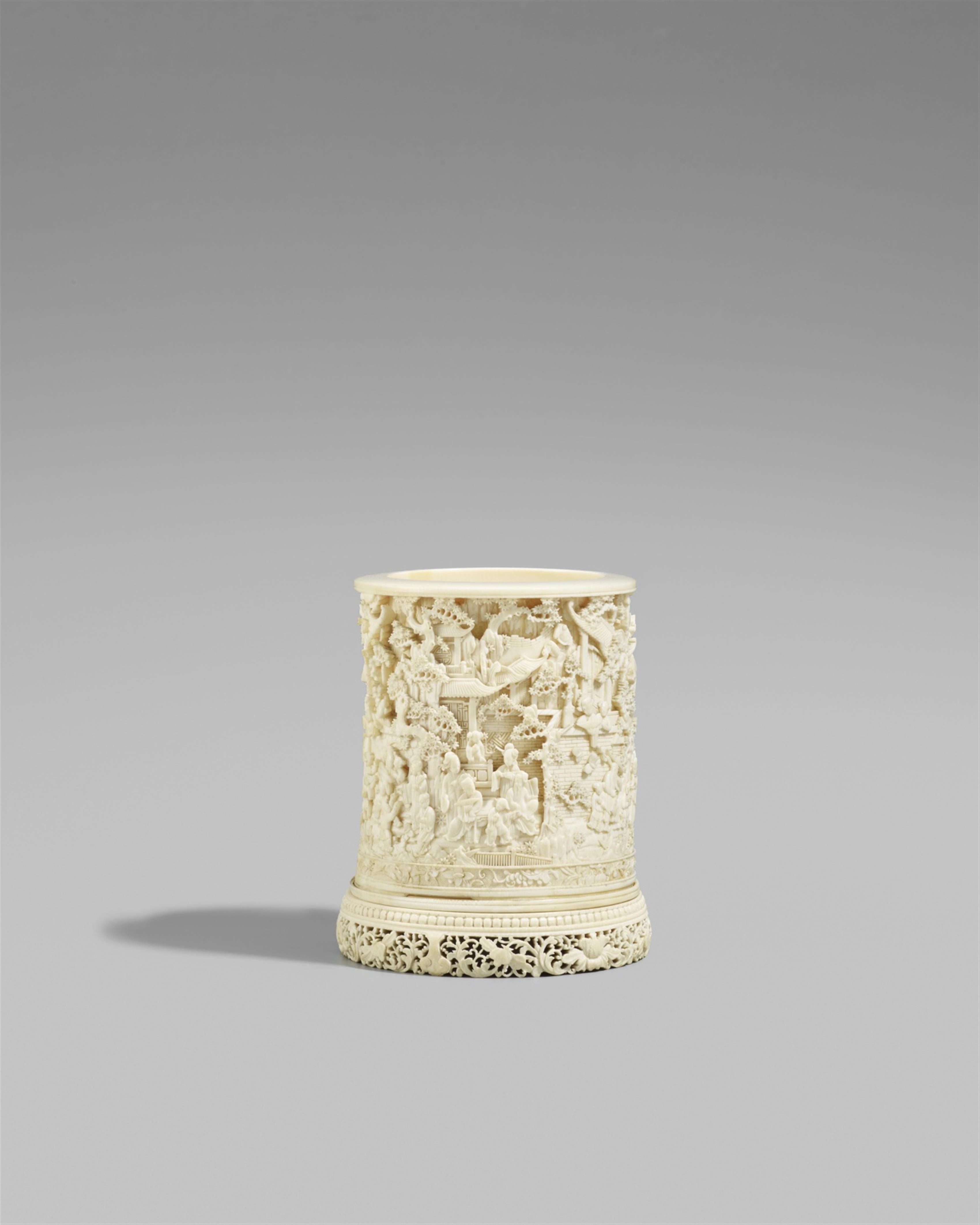 A finely carved ivory brushpot. Possibly Canton. 18th/early 19th century - image-1