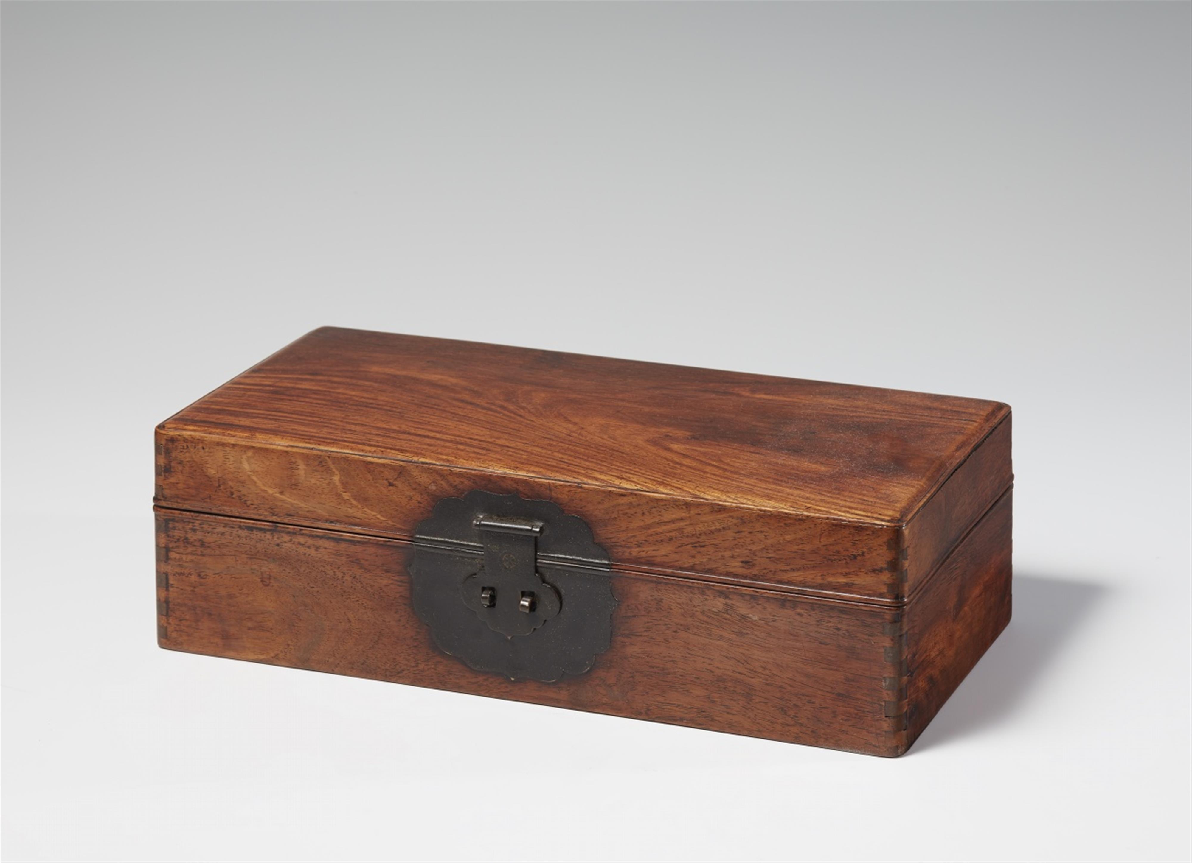 A huanghuali wood lidded box. Late Qing dynasty - image-1