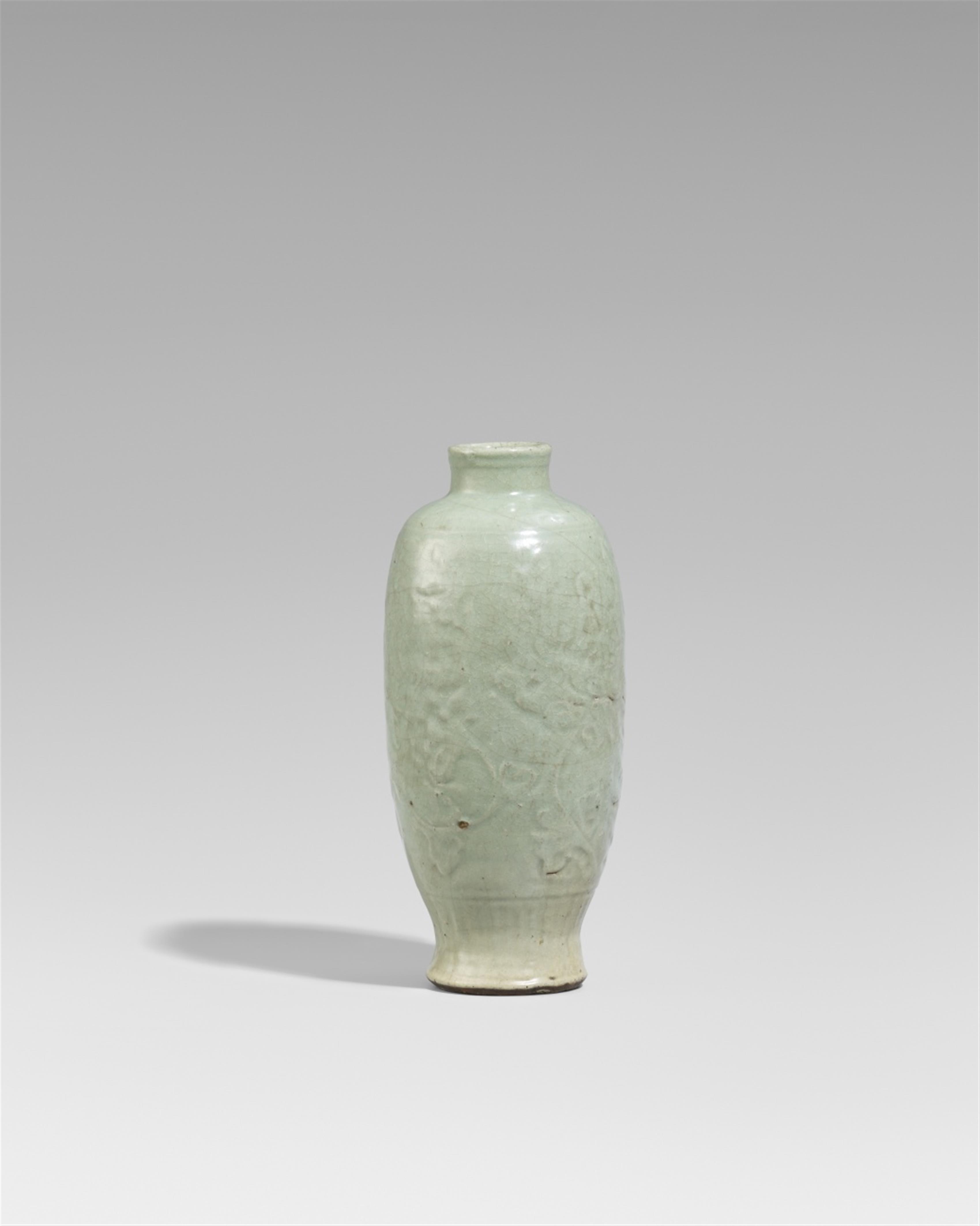 A slender Longquan celadon vase. 15th/16th century - image-1