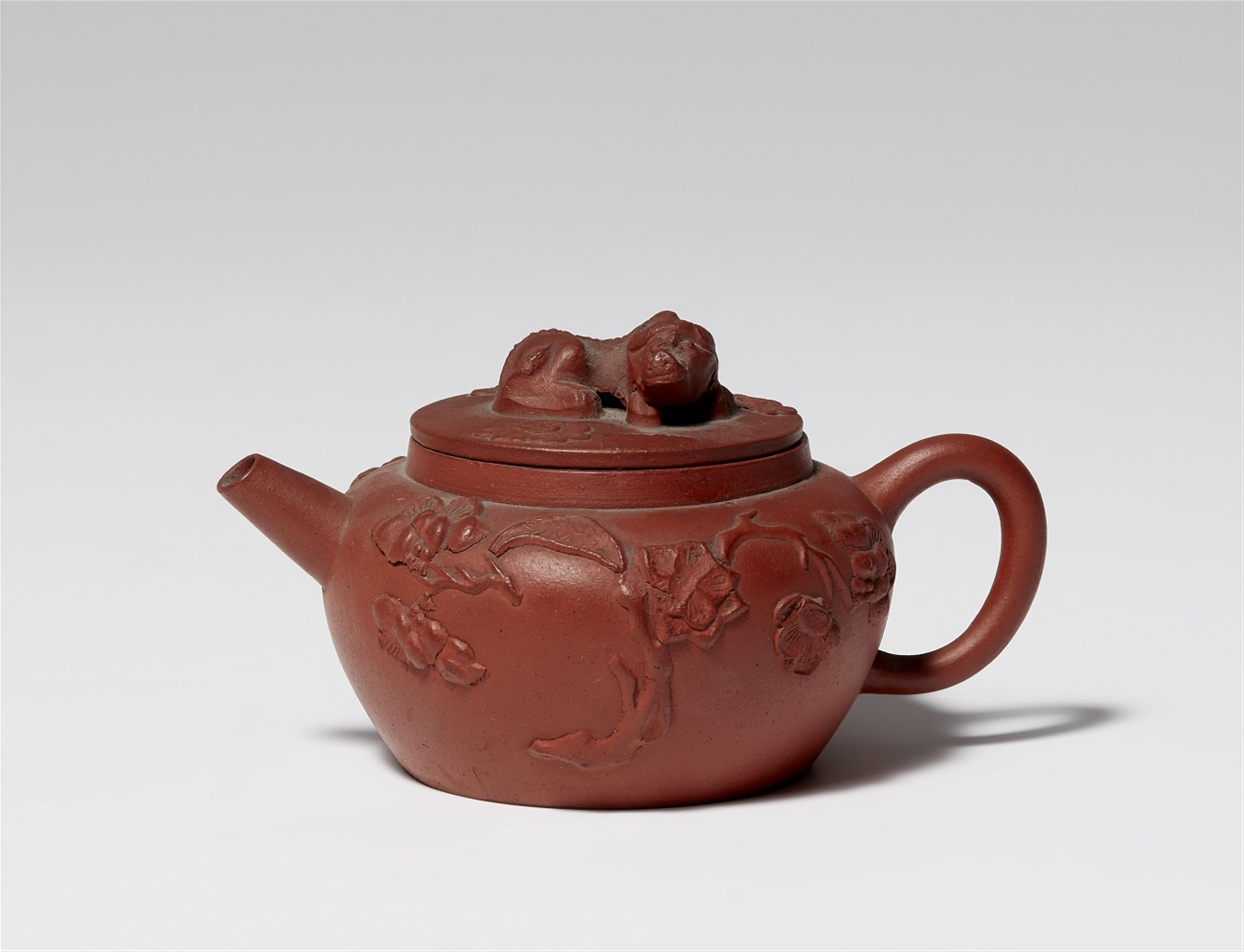 A small Yixing teapot. Qing dynasty (1644-1911) - image-1
