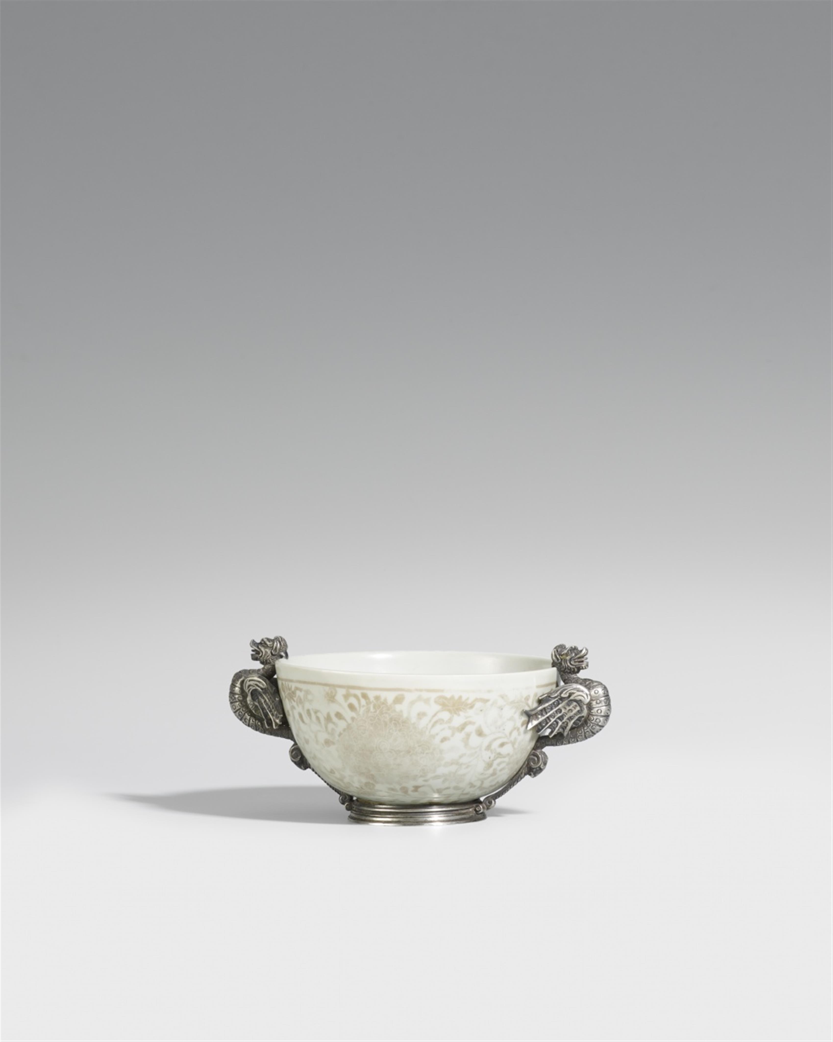 Weiße Schale mit kinrande und Silbermontierung. Jiajing-Periode (1522-1566), um 1560 - image-1