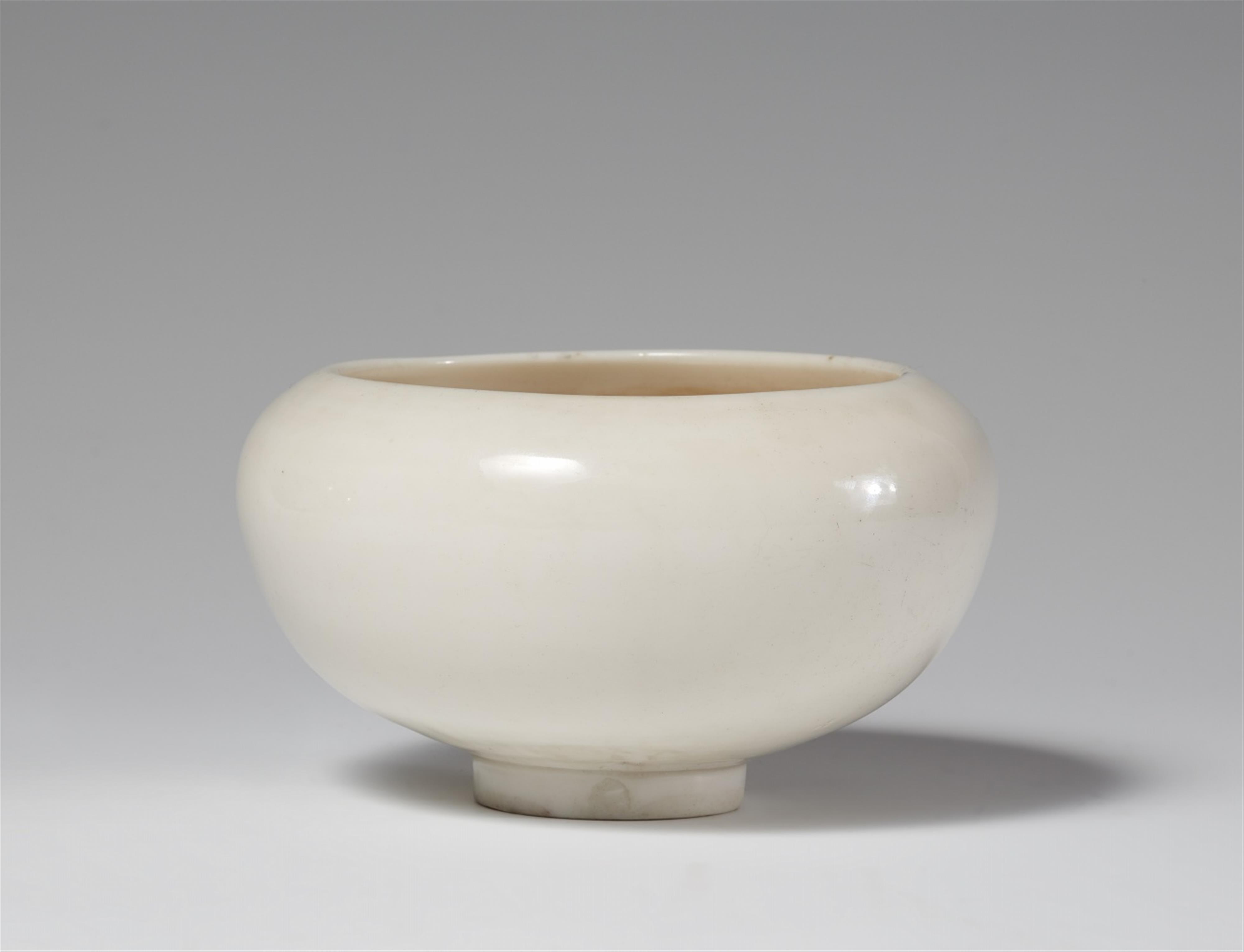 A blanc de Chine alms bowl. 17th/18th century - image-1